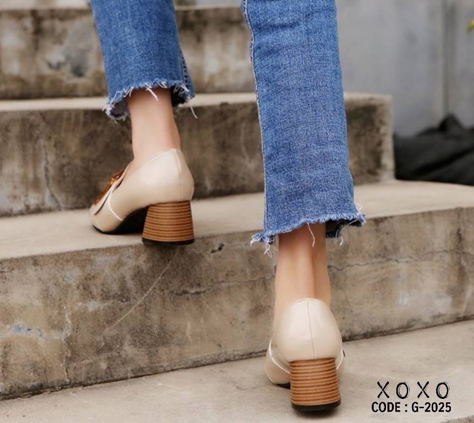 สินค้าพร้อมส่ง คัชชูสวม หน้ากว้าง ใส่สบาย สวยเก๋ ส้นไม้ มีส้นเล็กน้อย กำลังใส่สบาย วัสดุ PU ด้านบนติดอะไหล่ ทรงเหลี่ยม สวย แมทส์ชุดง่าย