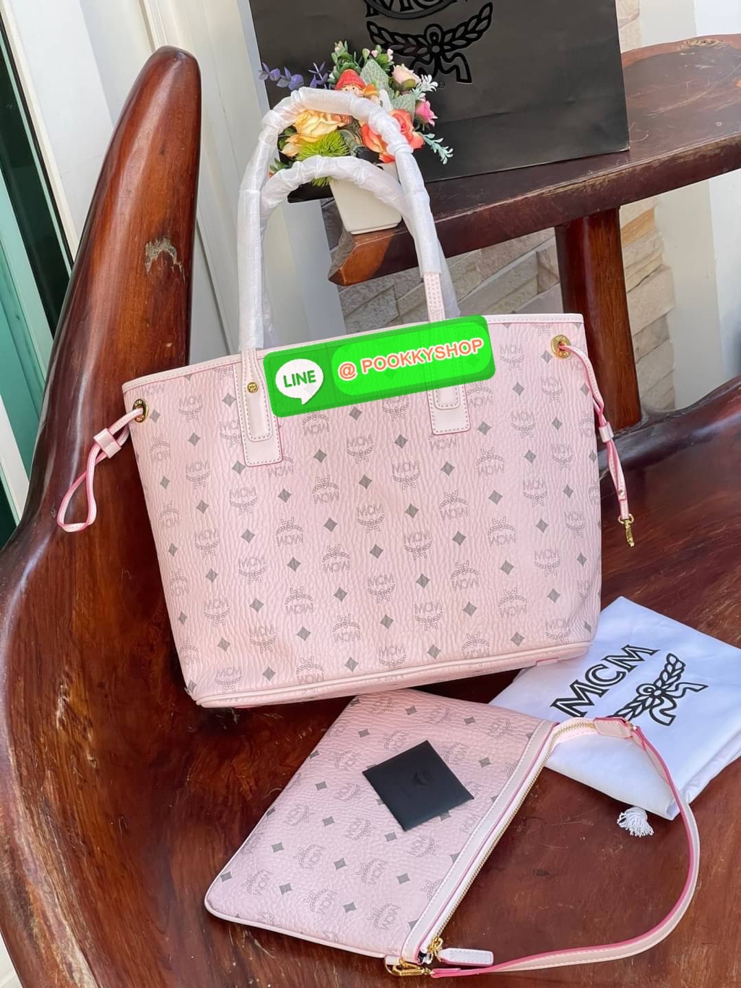 💕Mcm Liz Reversible Shopper in Visetos ขึ้นชื่อว่าเป็นกระเป๋าช็อปเปอร์ แน่นอนว่า จะต้องเหมาะสำหรับสาว ๆ ที่ชอบพกสัมภาระเยอะ ซึ่งรุ่นนี้ไม่ใช่แค่เพียงให้พื้นที่จุของกว้างขวางเท่านั้น แต่ยังออกแบบดีไซน์และรูปทรงให้มีความยืดหยุ่น มีหูรูดด้านข้างที่สา