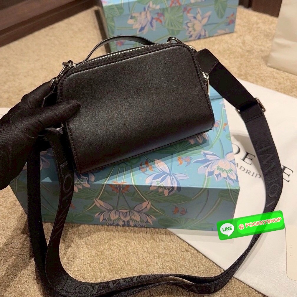 🕊️ พร้อมส่ง | Loewe Mini Camera Crossbody Bag กระเป๋าสะพายทรงกล่อง เรียบหรูเป็นเอกลักษณ์ อย่างแท้จริง ปั้มโลโก้โดดเด่นสีเดียวกับพื้นหนัง ให้ความรู้สึกเรียบง่ายแต่แฝงความคลาสสิกในตัว เรียกได้ว่าไม่ซ้ำใคร!! สวยอยู่ทรง เปิด-ปิดกระเป๋าด้วยซิป มาพร้อมส