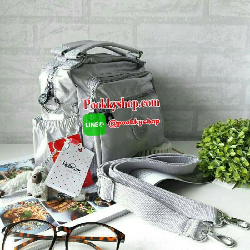 พร้อมส่ง Kipling Shoulder Bag k15828 รุ่นMulti funtion ที่สาวๆรอคอย!!! เพราะใบนี้สามารถปรับการใช้งานได้หลายเเบบทั้งสะพายข้างได้ แบบครอสบอดี้ได้ หรือรวบสายเก็บปรับเป็นถือก็ยังได้ ผลิตจากวัสดุผ้าไนล่อนเมทาลิคอย่างดี กันน้ำระดับนึงเลยค่ะ ️ด้านหน้ามีช่องซิปถึ