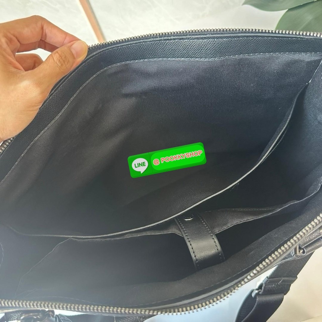 COACH GRAHAM ZIP BRIEF (CE439) 🔖กระเป๋าใส่โน๊ตบุ๊คใส่เอกสารใบใหญ่ 🔖วัสดุ:หนังแท้ทั้งใบ 🔖เปิดปิดด้วยซิป ภายในกว้าง มีช่องย่อยใส่ของจุกจิก ช่องใส่บัตร ใส่เอกสารและของสำคัญได้เยอะ 🔖สายสะพายสามารถถอดออกและปรับระดับได้คะ