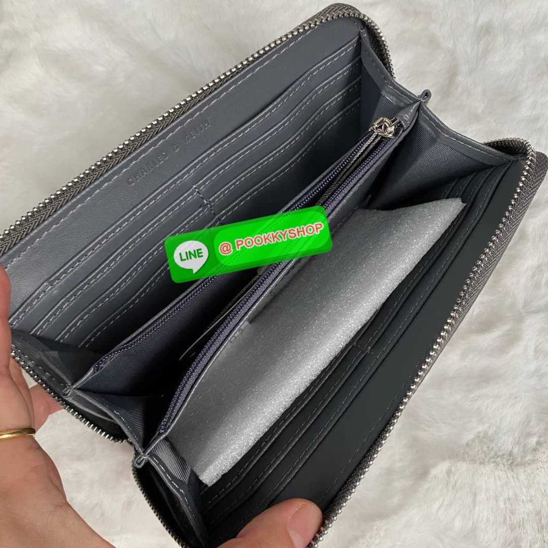 CHARLES & KEITH LONG ZIP AROUND WALLET กระเป๋าเงินใบยาวซิปรอบถูกหลังฮวงจุ้ย คอลเลคชั่นสีสุภาพหนังปั๊มลายคาเวียร์ทั้งใบ น้ำหนักเบา ด้านในกระเป๋าแบ่งเป็น 3 ช่องใหญ่ มีช่องซิปใส่เหรียญตรงกลาง จุการ์ด 12 ช่อง สามารถใส่ธนบัตรได้ตามยาวอีก 2 ช่อง มาพร้อมกล่องและ