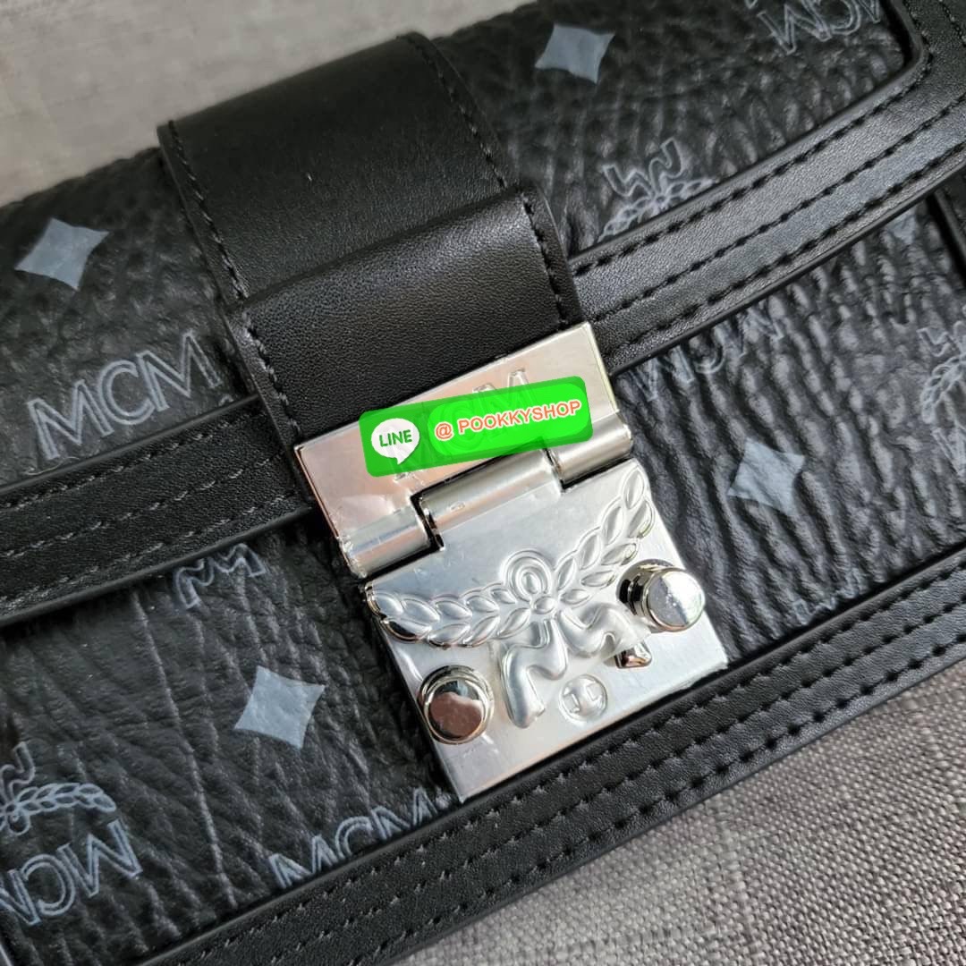 MCM Gretl Cossbody in visetos กระเป๋า Gretl กระทัดรัด ไอเทมใหม่ สุดฮิต ที่สาวๆต้องมีคะ วัสดุหนังแคนวาส ตัดหนังแท้ มาพร้อมสายสะพายโซ่อะไหล่สลับหนัง ข้างช่องโล่งสามารถใส่มือถือ iPhone Pro max ได้เหมาะสำหรับสะพายเที่ยวชิวๆในวันหยุดพักสบายๆ สีน้ำตาลคอนยัคทีแม