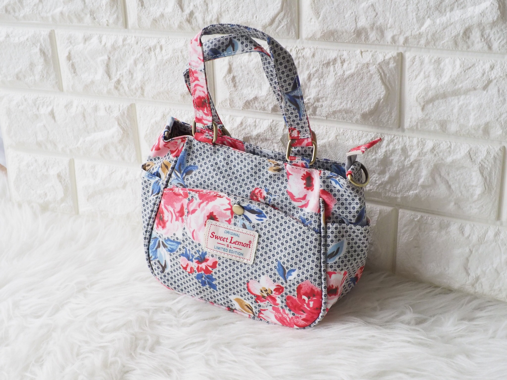 กลับมาทวงบังลังก์ความน่ารัก (cute) น้องเป๋าใบนี้ชื่อว่า (crown)SW 2660-1(crown) ขอมอบมงความคิ้วท์ให้ไปเลย ขนาดกำลังกะทัดรัด 16 x 18 x 9 ซม. (incoming call) ใส่มือถือได้ (wallet) ใส่กระเป๋าตังค์ได้ ใช้ออกงาน (romantic date) ใช้ออกเดท น้องน่ารักน่ารักจริงๆ