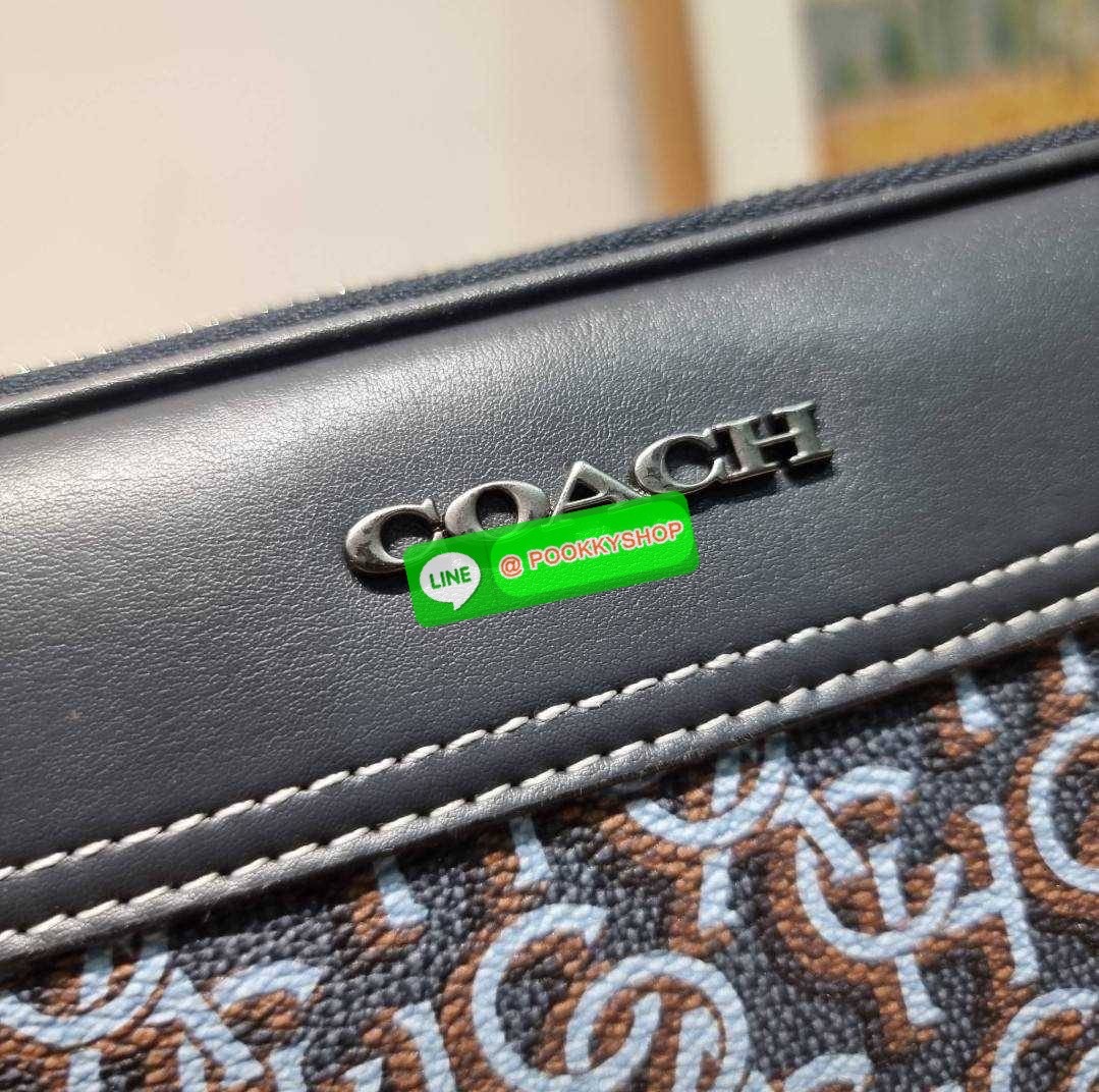 COACH CF484 GRAHAM CROSSBODY WITH COACH MONOGRAM PRINT 🔆 Details ใหม่ล่าสุด กับดีไซน์โฉมใหม่ ที่เปลี่ยนลุคไปเลย กระเป๋าครอสบอดี้ทรงยอดฮิตสุดคลาสสิค ใช้งานง่ายและสะดวก ด้านหลังมีช่องย่อย เปิด-ปิดด้วยซิปหลัก 2 ช่อง แบ่งสัดส่วน ภายในเป็นช่องโล่ง ใส่ข