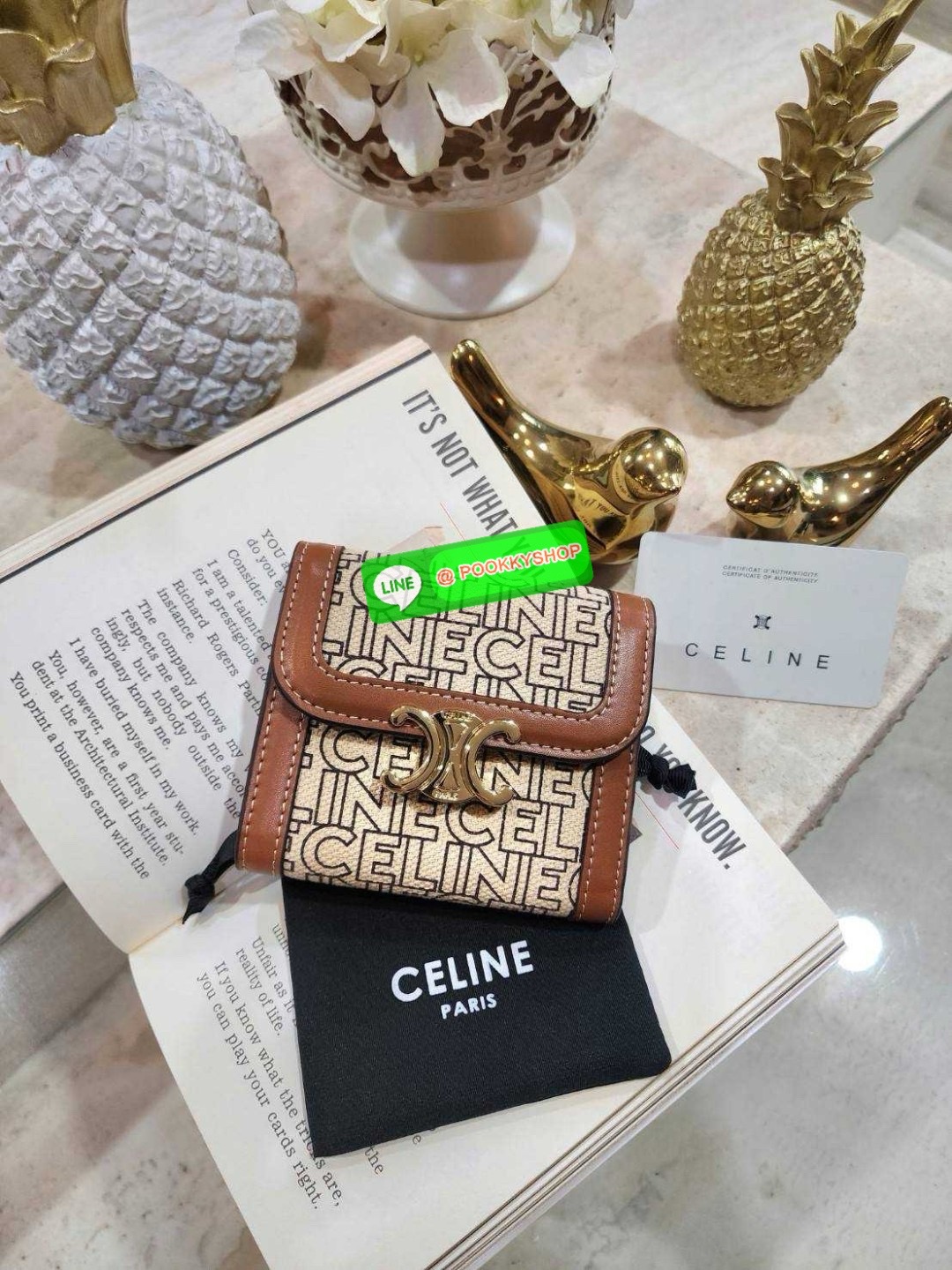 ✴️NEW ARRIVAL!✴️CELINE SHORT WALLET VIP GIFT WITH PURCHASE (GWP) กระเป๋าพรีเมี่ยมกิ๊ฟ Limited จาก CELINE HAUTE PARFUME DUTYFREE COUNTER สวยอยู่ทรงมีโลโก้แบรนด์ด้านหน้าเปิดปิดด้วยฝาพับกระดุมแม่เหล็ก ภายในมีช่องแบ่งหลายช่อง ช่องใส่บัตร ช่องใส่