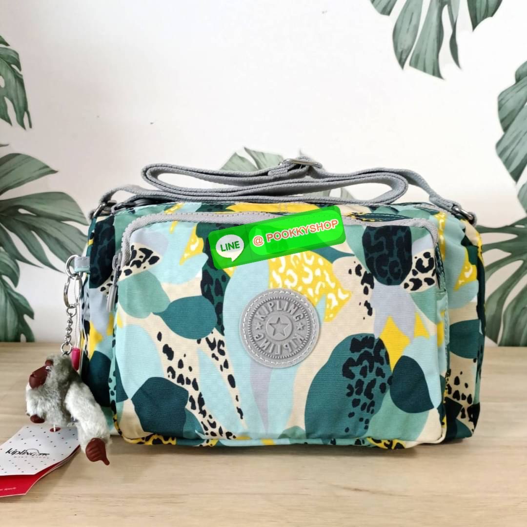 KIPLING RETH CROSSBODY BAG ซับในตาราง วัสดุ Nylon+polyester กระเป๋าสะพายข้างหรือ สะพาย Crossbody ได้ ช่องหน้าเปิด-ปิด ด้วยซิป พร้อมช่องแยกบ่อยด้านข้าง ช่องหลัก 2 ช่อง ด้านในโล่งกว้าง สามารถจุสัมภาระได้เยอะ พร้อมช่องซิปหลัง สายสะพายปรับระดับสั้น-ยาว ได้ fr