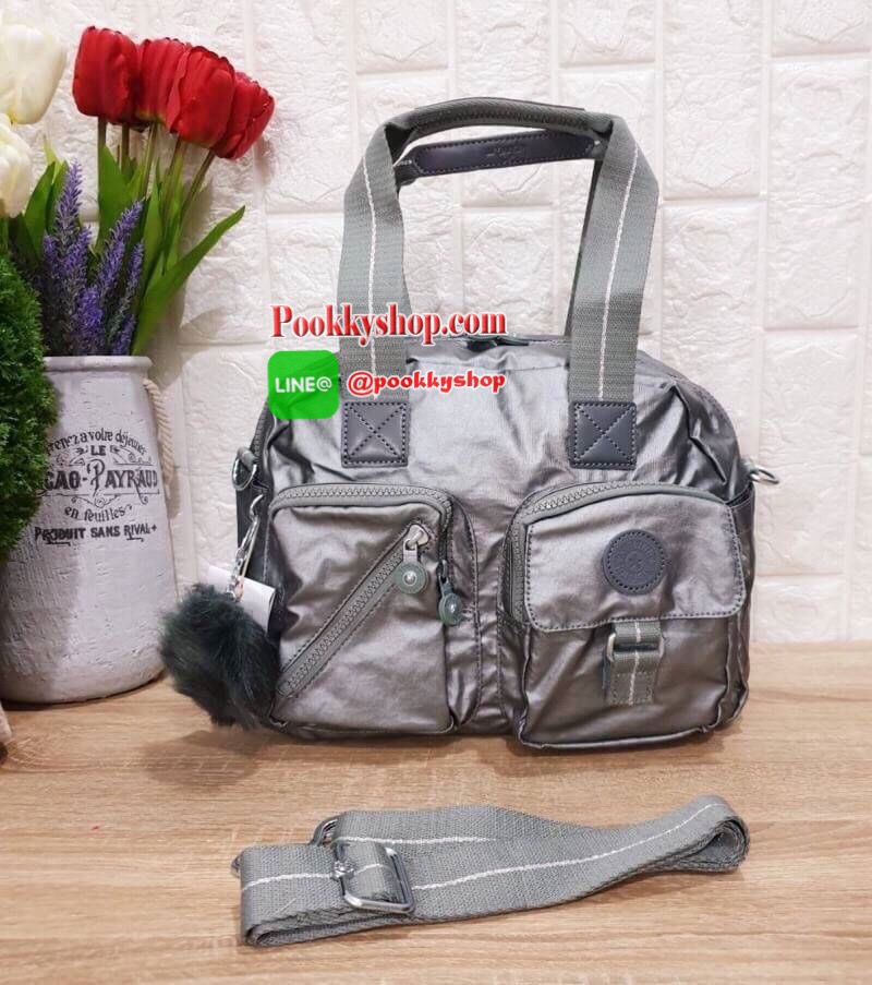 Kipling Women’s Defea Top-Handle Bag กระเป๋าถือหรือสะพายทรงตั้งสวย มีช่องใส่ของแยกเป็นสัดส่วนทั้งด้านในและนอก มีสายสะพายถอดและปรับความยาวได้ฟรีไซส์ มาพร้อมพวงกุญแจลิง น่าใช้คุ้มค่ามากๆจ้า