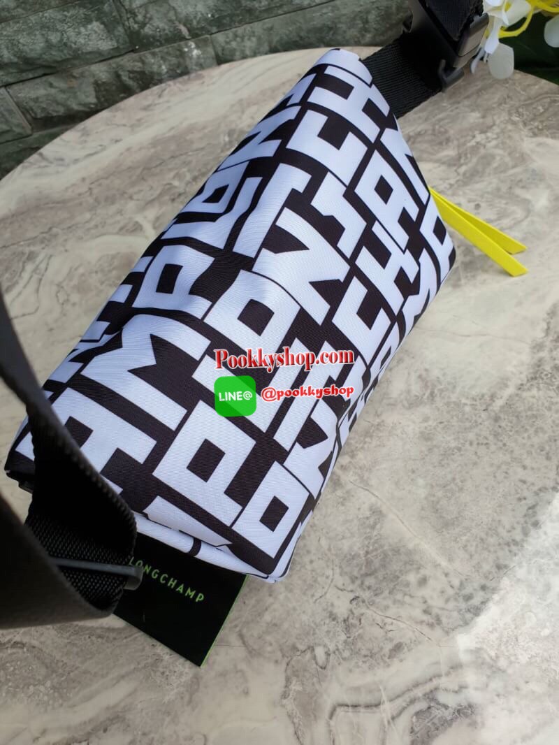 Longchamp Le Pliage Graphic Nylon Belt Bag กระเป๋า คาดอก / คาดเอว ลายกราฟฟิก วัสดุเนื้อผ้า Nylon Canvas เคลือบกันนำ้ ตัดด้วยหนังแท้ที่มีน้ำหนักเบา มี 2 ช่องซิปสะดวกใช้ ดีไซน์เรียบง่ายแต่เต็มไปด้วยความคลาสสิก ที่จับหัวซิปปั้มแบรนด์ จุของได้เยอะ ใบนี้แนะนำเ