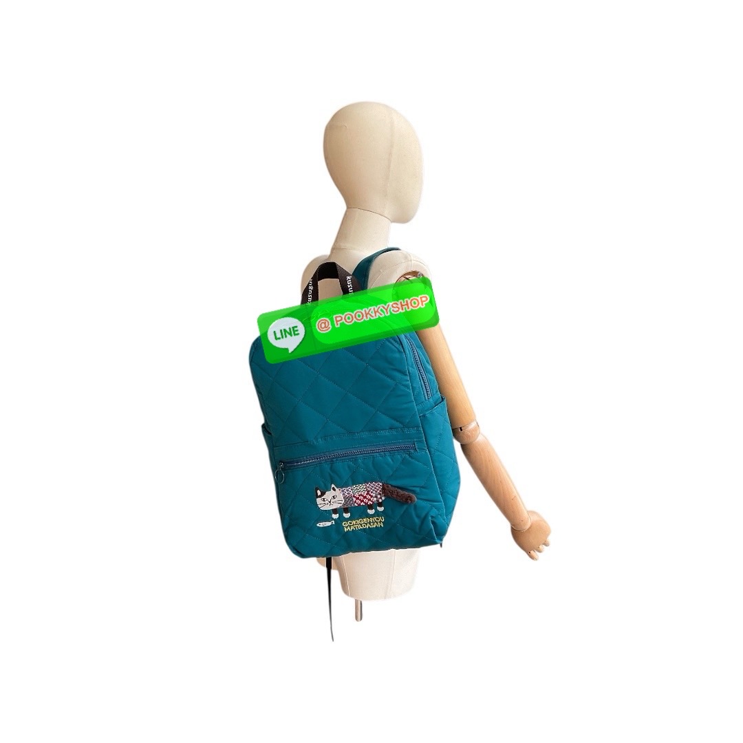 “ New Collection” 2025 Backpack Polyester Cat กระเป๋าควิลท์ใบนี้มีน้ำหนักเบา ใช้งานได้จริง และกันน้ำและคราบสกปรก โดดเด่นด้วยลายปักอันประณีตอันเป็นเอกลักษณ์ของ Matilda บนผ้าควิลท์เนื้อนุ่ม กระเป๋าใบนี้มาพร้อมเทปโลโก้และหูหิ้วพาราคอร์ดเพื่อรูปลักษณ์ที่โดดเด