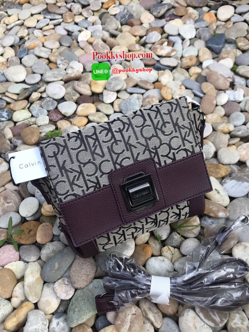 Calvin Klein Crossbody Bag กระเป๋าถือทรงโดมหรือจะสะพายข้างเป็นทรงCrossbodyก็ได้ วัสดุ Polyester+Canvas มีsignature ทั้งด้านในและด้านนอก ขอบบุหนังเพื่อการใช้งานที่ดี เปิดปิดด้วยกระดุมแม่เหล็ก ภายในกว้าง ใส่มินิไอแพคกระเป๋าสตางค์ทรงยาวได้ มีช่องซิปและช่องเล