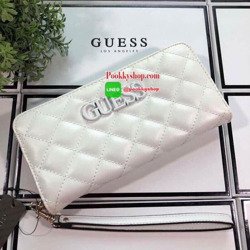 GUESS WOMEN'S 2019 LONG WALLET กระเป๋าสตางค์ใบยาวหนังนิ่มสวยมากค่ะ ตกแต่งด้วยการเย็บลายตารางสวยหรู เปิดปิดด้วยซิปมาพร้อมสายคล้องมือถอดแยกได้ ด้านหน้าประดับโลโก้แบรนด์ ด้านหลังมีช่องซิป หัวซิปแบรนด์ทุกจุด ภายในมีช่องใส่ธนบัตรแบงก์พัน ช่องซิปกลางและช่อ