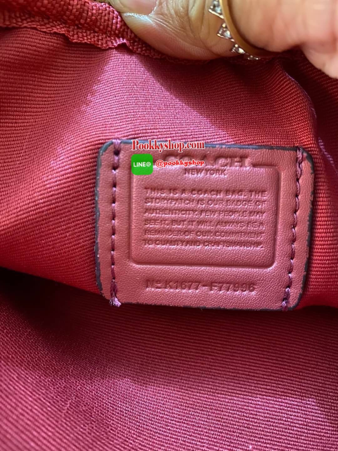 กระเป๋าสะพาย COACH เปิด - ปิดกระเป๋าด้วยซิป มีช่องใส่ของ 2 ช่องใหญ่ ด้านในมีช่องใส่ของ 1 ช่อง