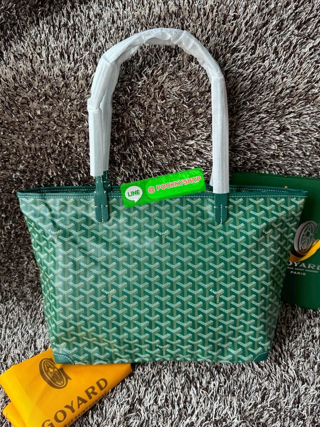 Goyard Artois MM Bag กระเป๋า Artois MM เป็นกระเป๋าที่มีซิปด้านบนเพิ่มคงามปลอดภัย ภายในพื้นที่กว้างเพื่อจัดระเบียบข้าวของของคุณ มันโดดเด่นด้วยฐานด้านล่างทั้งสองมุมเย็บต่อด้วยหนังใช้งานในแบบทางการหรือกึ่งทางการก็ได้