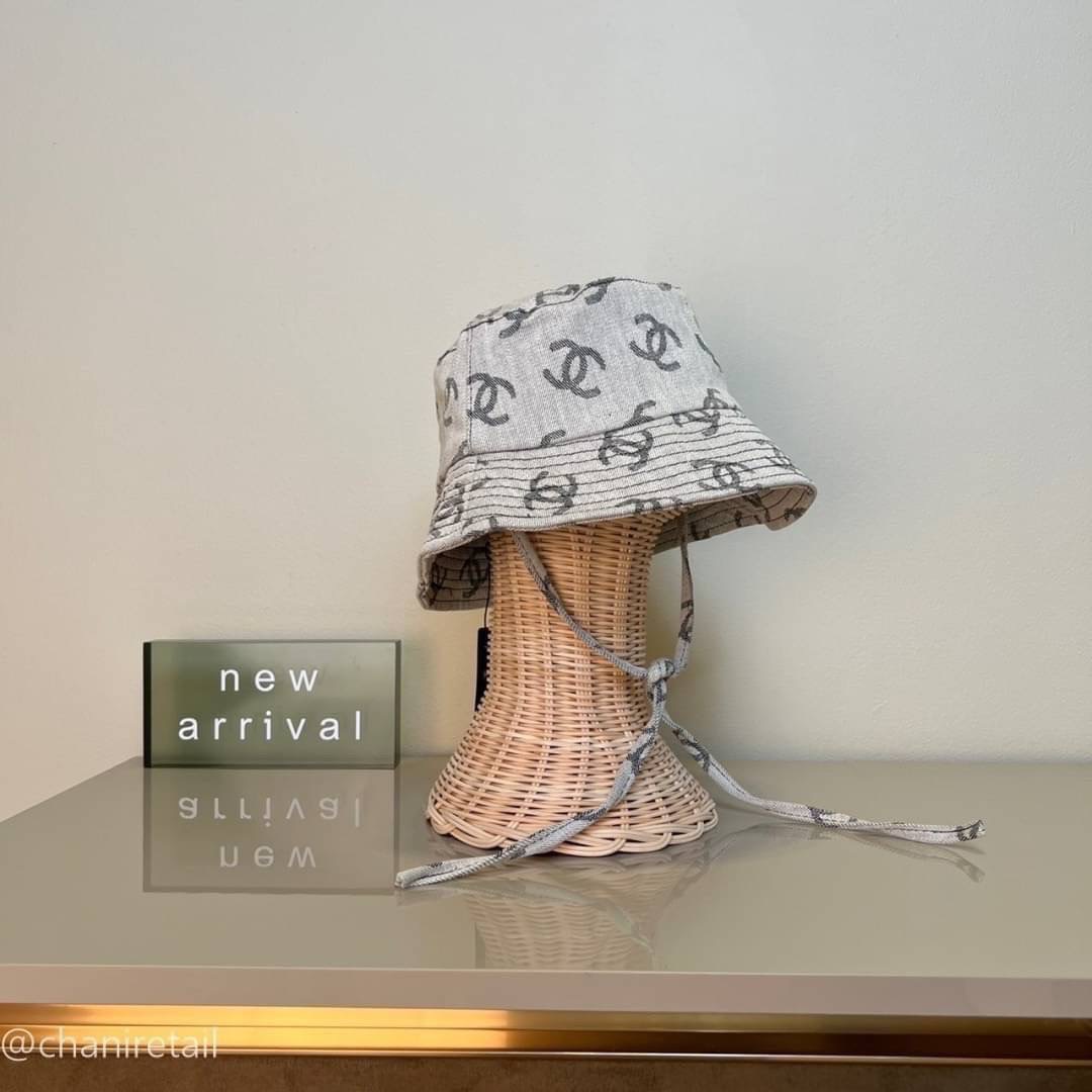 New Chanel Bucket hat Details: หมวก Chanel ชนช็อป ทรงBucket สกีนลายChanel รุ่นนี้น่ารักมากๆ เหมาะกับการใส่เที่ยวรับลมร้อนสุดๆหรือจะใส่เปนพร้อบกับชุดเสื้อผ้าก็ดูดี ตัวเชือกที่หมวกสสามารถผูกเป็นโบว์เพิ่มลุคเก๋ได้