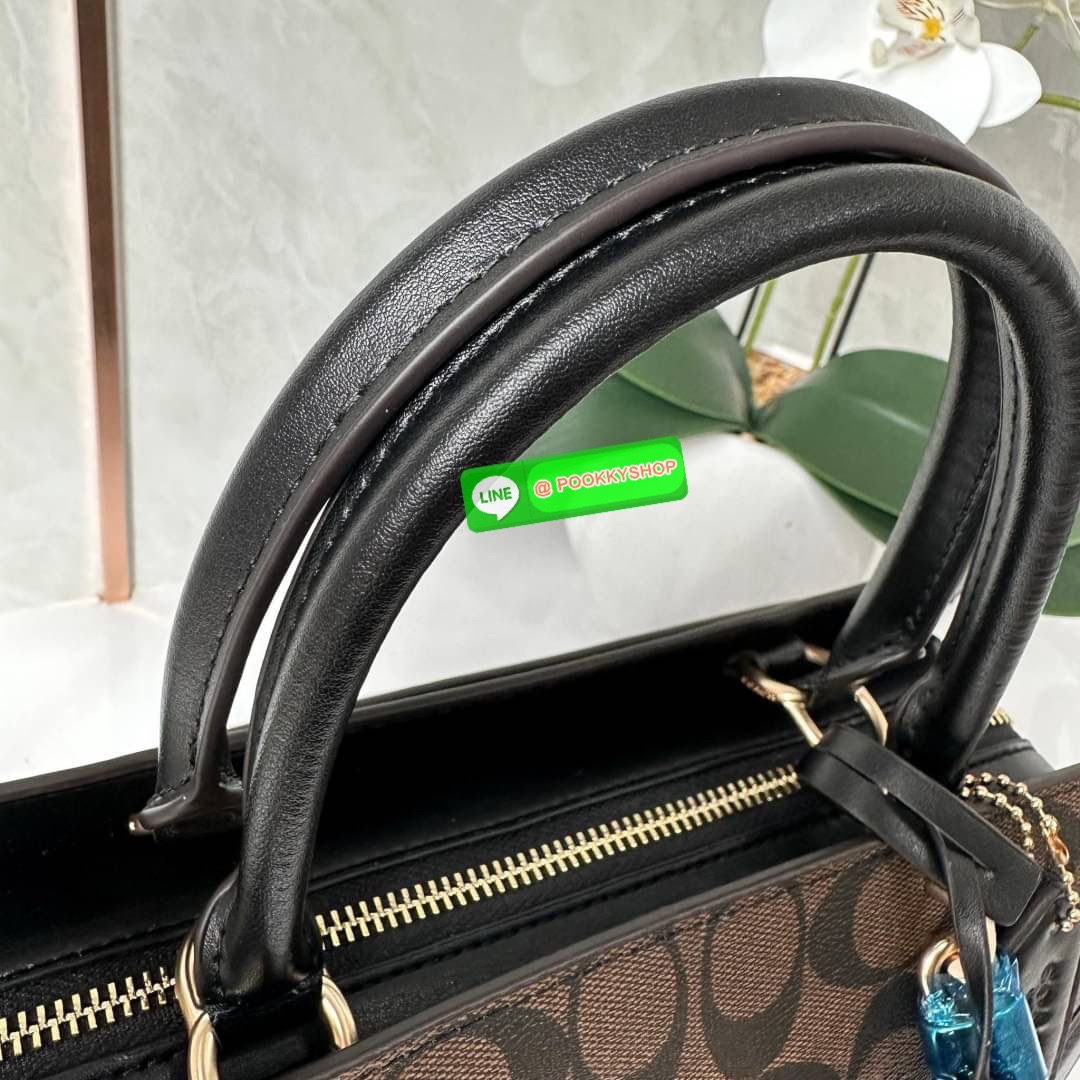 COACH ZOE CARRYALL IN SIGNATURE CANVAS (F87665) กระเป๋าถือหรือสะพาย ผู้ดีคุณนาย วัสดุหนังแคนวาส ตัดขอบหนังแท้ เปิด-ปิดด้วยซิปคู่ ตกแต่งด้วยตัวล็อคแม่กุญแจห้อยด้านหน้า ด้านในเป็นช่องกว้างใส่ของได้เยอะ มีสายสะพายยาว ถอด-ปรับระดับได้ สวย หรู ดูแพงมาก
