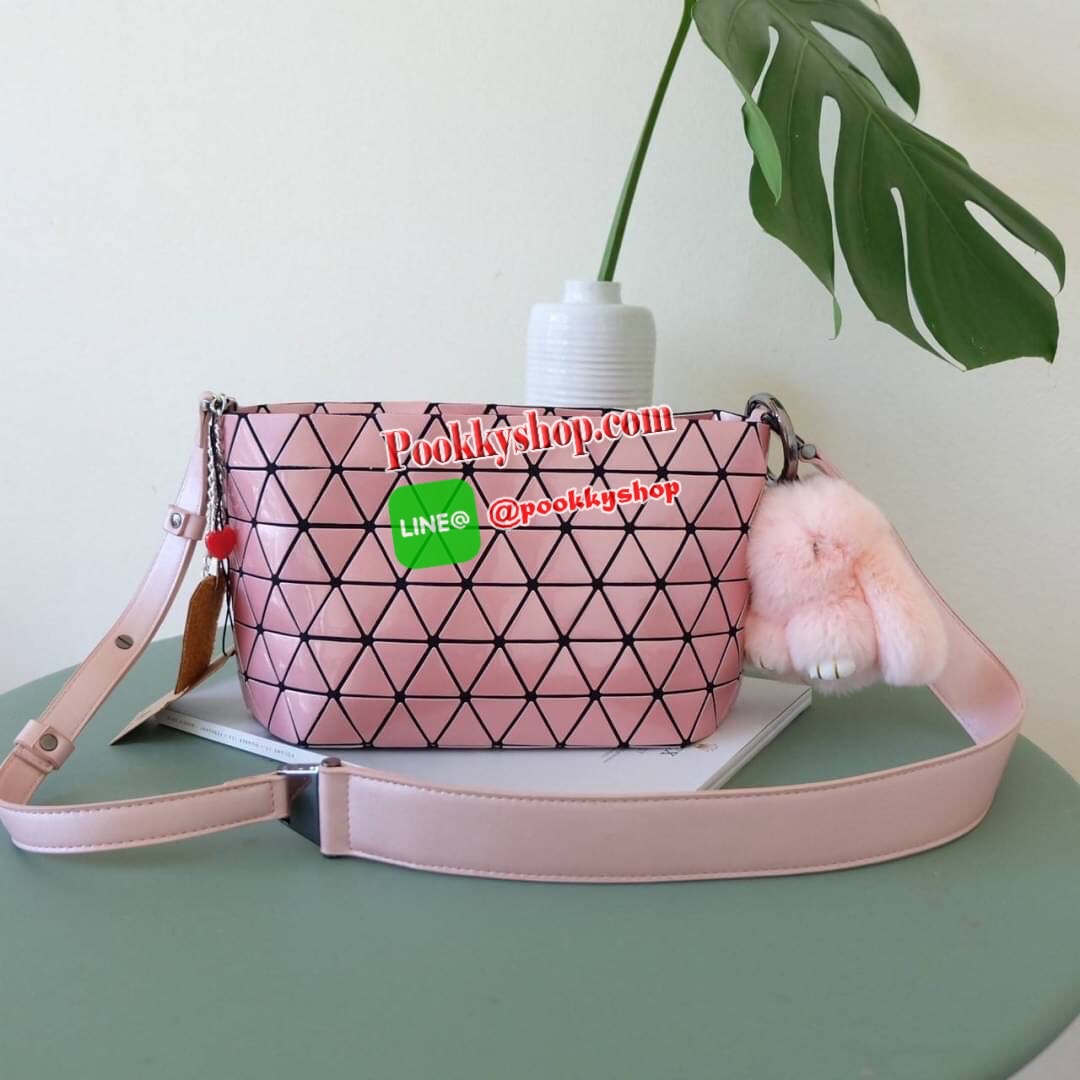 ใหม่ล่าสุด กระเป๋า จากแบรนด์ David Jones กระเป๋าถือ/สะพายข้างดีไซน์เกร๋มาก สีสวยหรูมาก ขนาดกำลังดีเลย น้ำหนักเบามากคะ ภายในมีช่องเก็บของจุกจิกได้ พิเศษ !! แถมน้องกระต่ายขนฟู เข้าset กับกระเป๋าเลยค่า น่ารักมากๆ มีถุงผ้าแบรนด์ให้คะ ใบจริงสวยมากคะ ดีต่อใจ มี