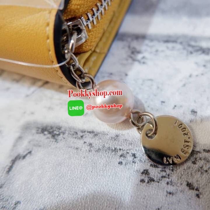 Lyn กระเป๋าสตางค์ใบยาว ด้านหน้าปั๊มโลโก้แบรนด์ แต่งโลหะทอง ด้านในมีช่องใส่บัตรเยอะมาก และมีช่องซิบ ตัวจับซิบแต่งไข่มุกเม็ดโตๆห้อยป้ายโลหะปั๊มโลโก้แบรนด์ด้วยสวยมากเกินหน้ามากค้าาา