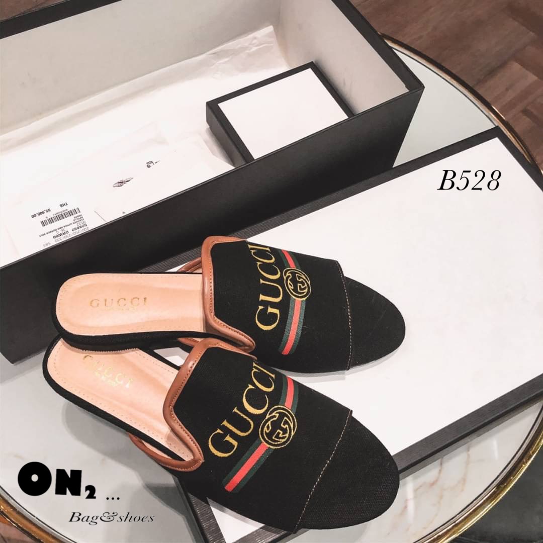 งานกุชชี่ style ผ้าแควาสสกรีน คาดเขียวแดงตามแบบออริจินอล ขายดีตลอดไม่มีเอ้าท์ เพราะงานใส่ง่ายสบาย สีพื้นเข้ากับทุกชุดคะ พร้อมส่ง2สี ตามแบบจ้า