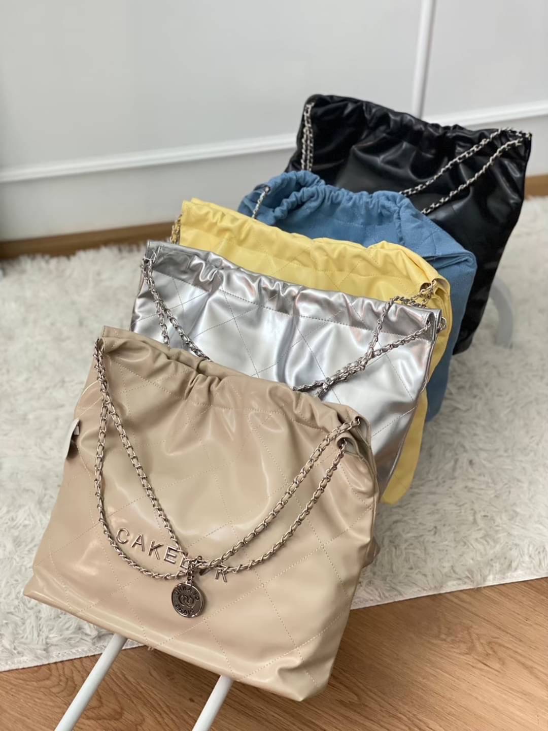 COCO Crush กระเป่าสะพายทรงขนมจีบสไตล์แบรนด์ ใบใหญ่จุใจ ยวบๆ สวยมากกก กระเเสแรงสุดๆ ตอบโจทย์การใช้งาน จุของได้สาระพัดสิ่ง ตัวหนังเป็น Pu Leather คุณภาพดีมากกค่ะ สายสะพายเป็นโซ่พันหนัง มีกระเป๋าจิ๋วพ่วงมาด้วย ถอดเเนกใช้ได้ค่ะ หิ้วได้ 2 ด้านค่ะ อีกด้านไม่มีต