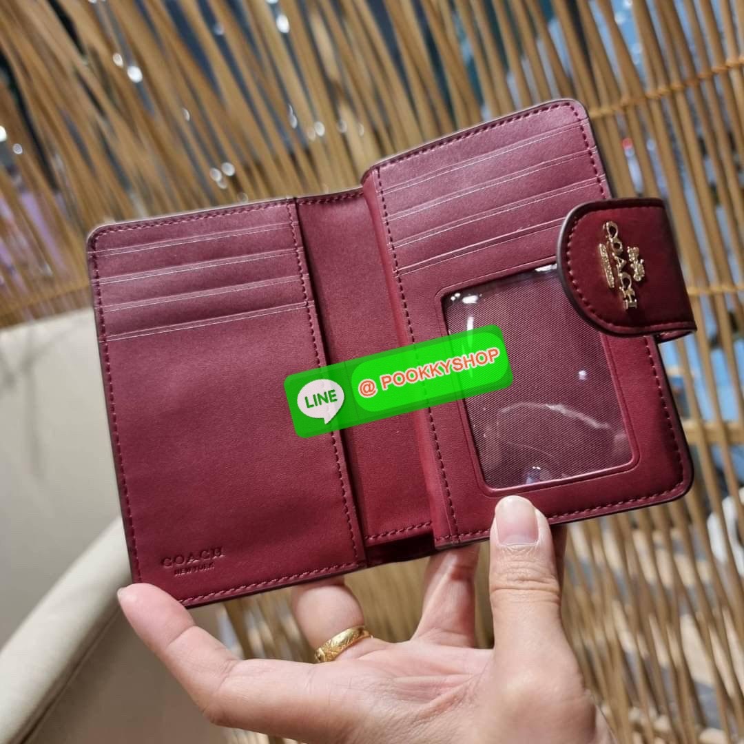COACH C7413 MEDIUM CORNER ZIP WALLET WITH ORNAMENT PRINT คอลเลคชั่นใหม่ กระเป๋าสตางค์ใบกลาง ดีไซน์ใหม่ สุดหรู คละลายพริ้นท์เต็มใบ น่าใช้ไปอีก วัสดุหนังแคนวาสเคลือบลาย ภายในมีช่องใส่บัตร ใส่ธนบัตรได้ครบ และมีช่องซิปแยก ใบจริงสวยมากๆ แนะนำจ้า ราคาสุดคุ้มครบ