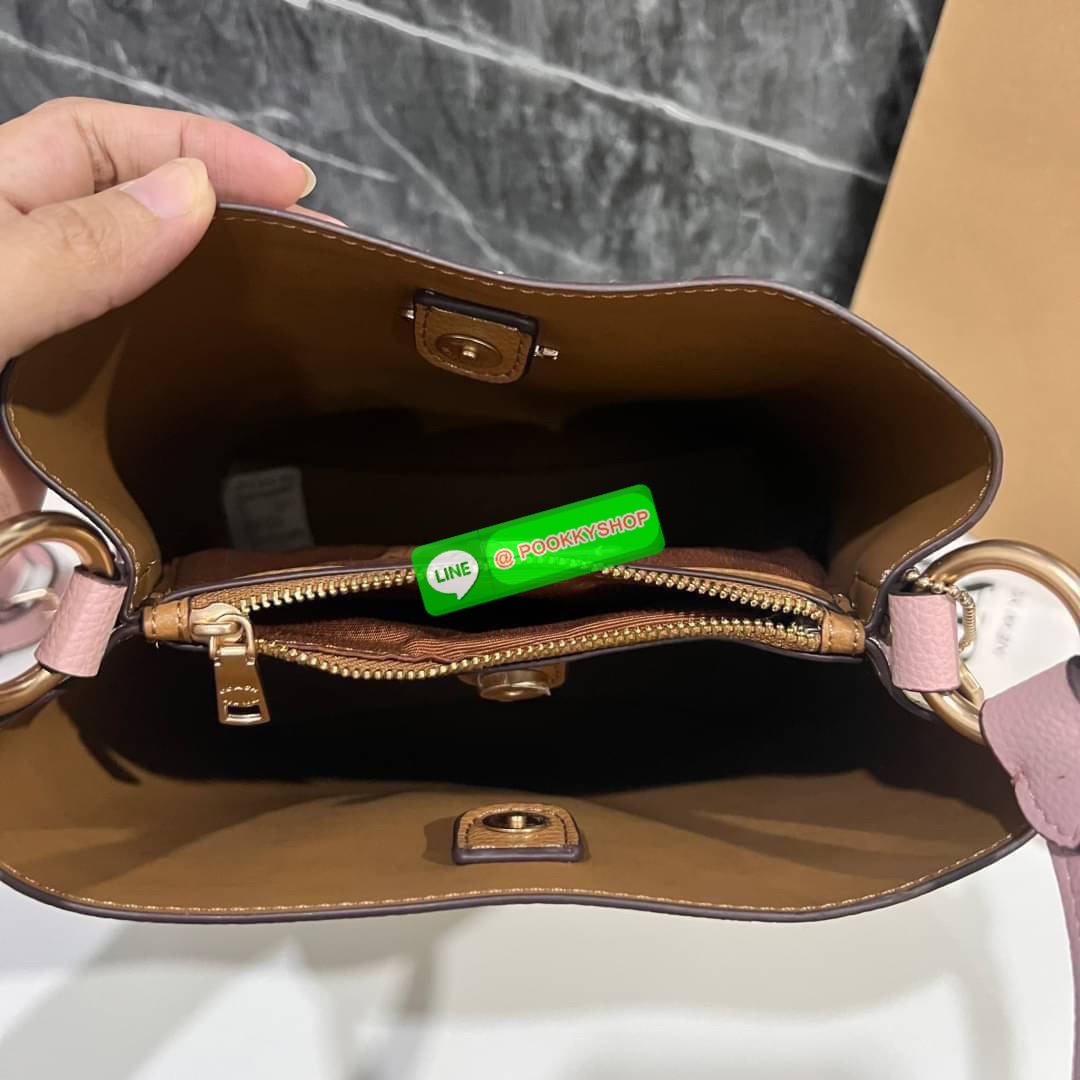 COACH C3598 SMALL TOWN BUCKET WITH SPACED WILDFLOWER PRINT มีความน่ารักละมุนมาก กระเป๋าทรงบัคเก็ต ดีไซน์ดอกไม้คละรอบใบ วัสดุหนังแท้ปากกระเป๋าเปิด-ปิดด้วยกระดุมแม่เหล็ก 2 มีหูจับในตัวและสายสะพายข้าง ภายในโล่งกว้าง มีช่องซิปแยกสัดส่วนตรงกลาง สายสะพายปรับระด