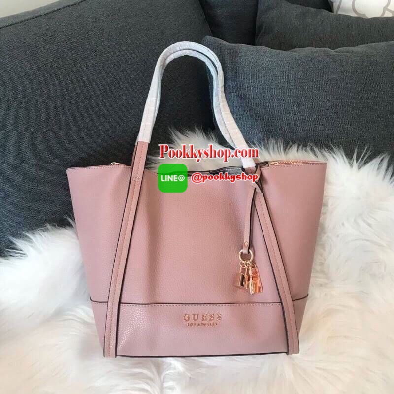 GUESS HEIDI HAMMERED EFFECT BAG 2 in 1กระเป๋าสะพายจาก Guess factory วัสดุ PU คุณภาพดี นิ่ม น้ำหนักเบา ด้านหน้าประดับด้วยโลโก้แบรนด์สุดหรู เปิดปิดกระเป๋าด้วยกระดุมแม่เหล็กและซิป ด้านในโล่งกว้างมีช่องสำหรับใส่ของด้านข้างกระเป๋าเพิ่มอีก2ช่องใช้งาน รุ่นนี้มาพ