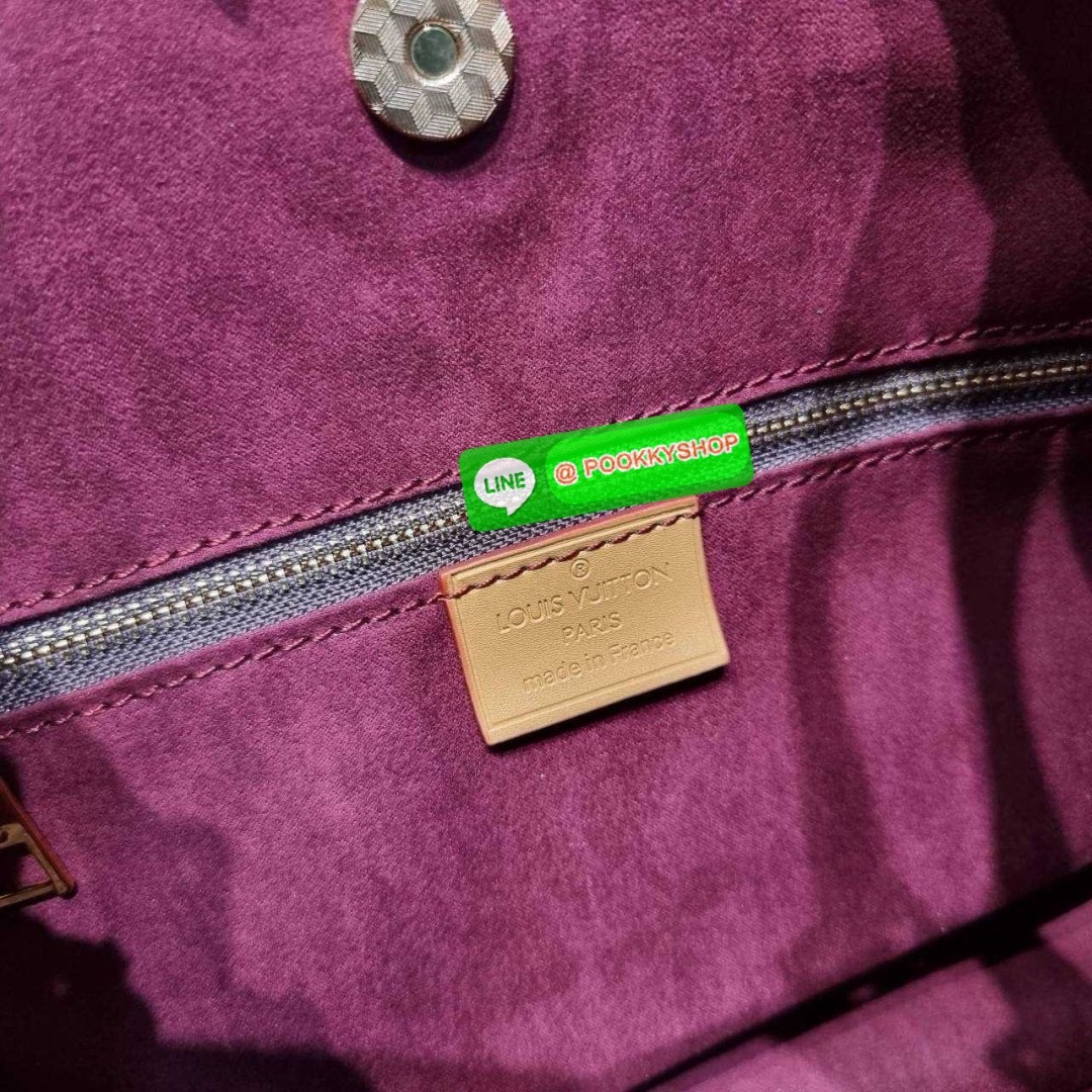 LV CARRYALL BAG 🔆 Details ใหม่ล่าสุด รุ่นลิมิเต็ดที่สาวๆตามหา จากเคาน์เตอร์ dutyfree กระเป๋าสะพายไหล่ทรงสวย ดีไซน์เรียบง่ายคลาสสิค หรู ดูผู้ดี รูปทรงใช้งานง่าย มาพร้อมใบลูก ไว้เก็บของจุกจิก ปากกระเป๋ามีสายหนังผูกกันของหล่นได้และยังมีกระดุมแม่เหล็ก