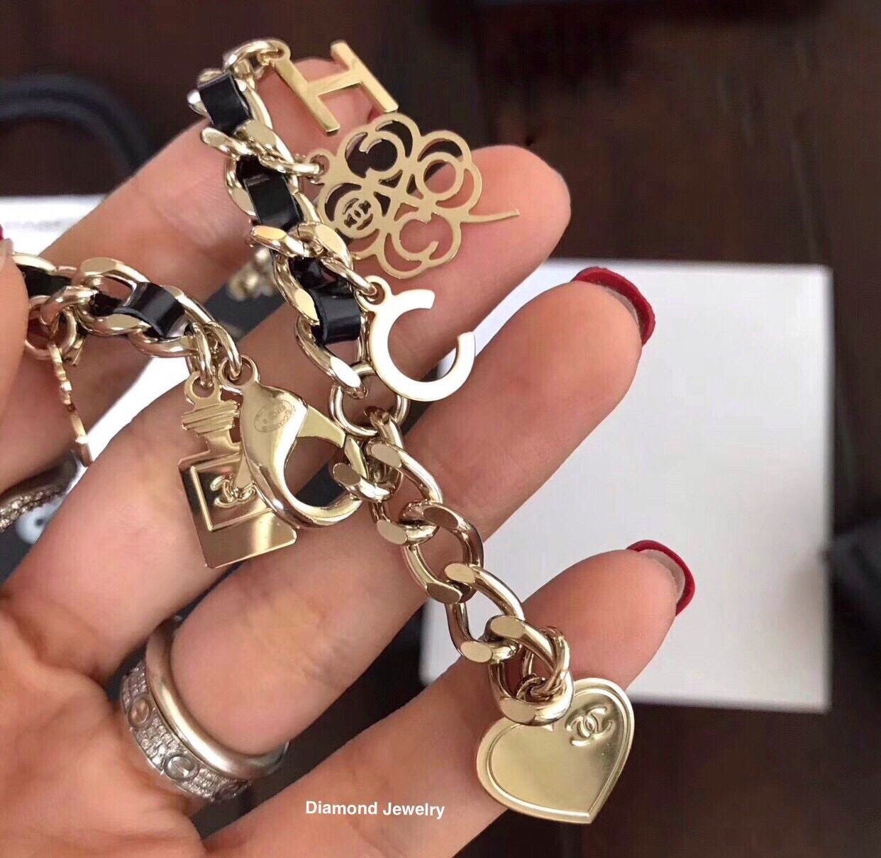 มาเพิ่มแล้วคะ Hi-End Quality !!!! Chanel Bracelet สร้อยข้อมือชาแนล งานซุปเปอร์ไฮเอนคะ อะไหล่ แสตนเลส งานเกรดแพงที่สุดในตลาด น้ำหนักใกล้เคียงของจริงที่สุด งานอย่างดี อะไหล่เงาวับ วิ้งมาก หอมกลิ่นหนังแท้ทุกตัว สั่งผลิตจากต้นแบบแท้ ดาราเซเลปใส่กันแทบทุกคน ใส