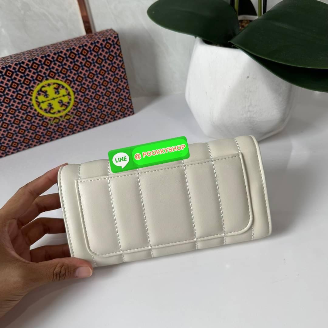 TORY BURCH KIRA CHEVRON POUCH KEY FOB 📍กระเป๋าสตางค์ใบยาว รุ่นใหม่ ทรงคลาสสิค 📍เปิด-ปิดด้วยอะไหล่บิดล็อค 📍ภายในมีช่องซิปตรงกลางสำหรับใส่เหรียญ ช่องใส่ธนบัตรและช่องใส่บัตร 📍วัสดุหนังแกะแท้ 📍จัดระเบียบกระเป๋าสตางค์ได้