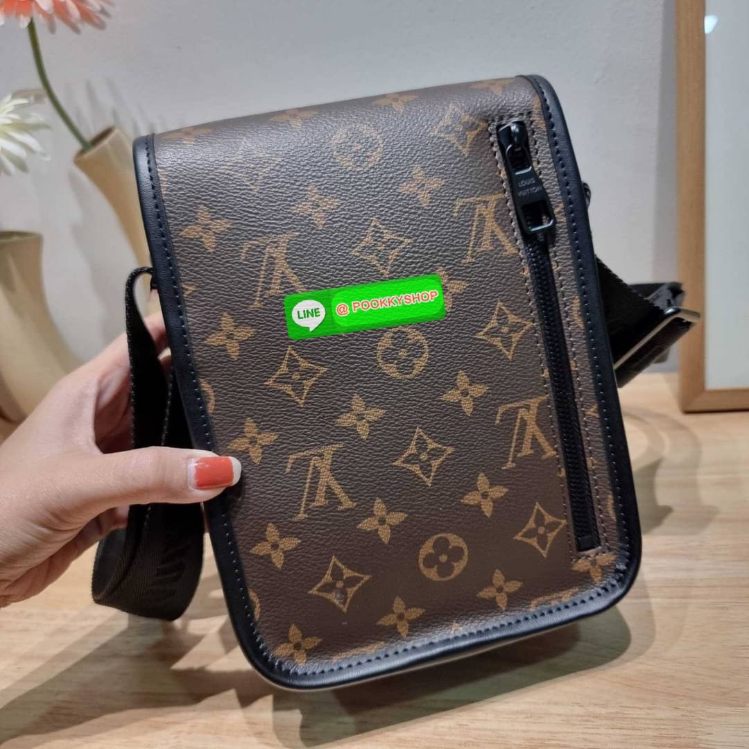 ใหม่ล่าสุด ได้ชิคๆเท่ๆก่อนใคร ไม่ต้องรอพรีฯ กับกระเป๋าสะพายข้างสำหรับหนุ่มๆ LV crossbody bag งานหรู ราคาดีจากเคาน์เตอร์ dutyfree วัสดุหนังแคนวาสคุณภาพดี ดีไซน์ดูแพง ด้วยอะไหล่เปิด-ปิดแม่เหล็กแน่นหนาสีดำ ตัดกับลวดลายโมโนแกรมได้เป็นอย่างดี ภายในโล่ง ใส่โทรศ