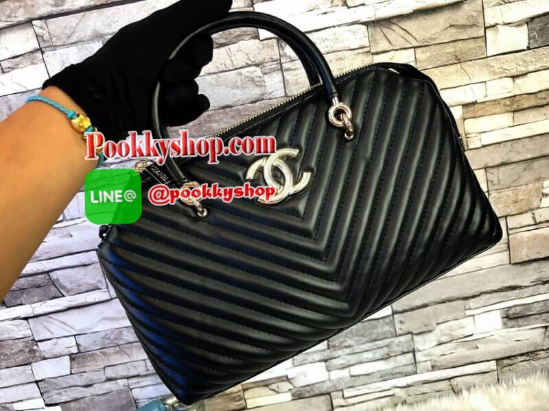 Chanel Bag กระเป๋าทรงหมอน วัสดุหนัง ลาย v สัมผัสนิ่มมือ ทนทาน น้ำหนักเบา เปิด-ปิดด้วยซิปอะไหล่ทอง มีสายยาว ภายในมีช่องใส่ของจุกจิก และซิปใหญ่ อีก1 ช่อง จุของได้เยอะ น้ำหนักเบา ซื้อใช้เองหรือฝากเป็นของขวัญก็สุดคุ้มค่ะ สวยมากงานดีสุดจากเคาท์เตอร์ต่างประเทศ