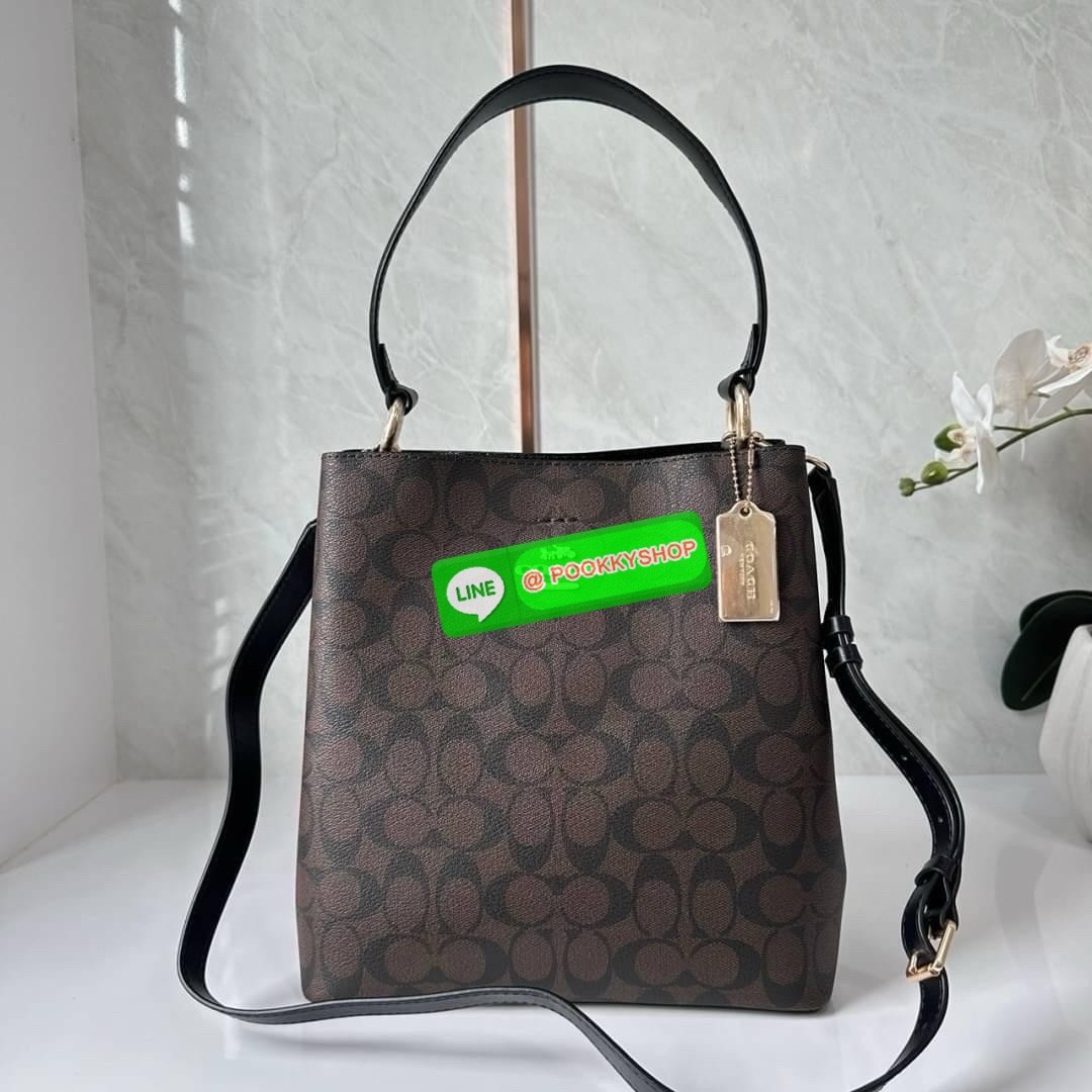 COACH TOWN BUCKET BAG IN SIGNATURE CANVAS (COACH 91512) 🔖 กระเป๋าสะพาย/ถือบัคเกต รุ่นคลาสสิคตลอดกาลไม่เอ้าท์ 🔖วัสดุ: แคนวาส ตัดหนังแท้ 🔖เปิด-ปิด กระเป๋าด้วยกระดุมแม่เหล็ก ภายในช่องโล่ง มีช่องซิปแบ่งตรงกลาง แยกเก็บของได้อย่างเป็นสัด