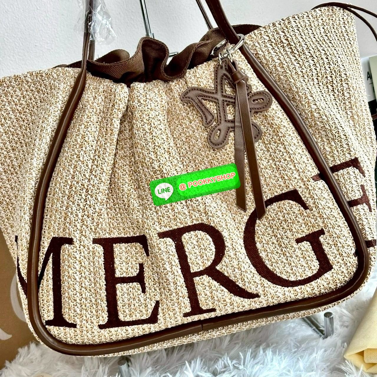Merge A Day Bag SAND DUNE กระเป๋าทรงโท้ท พกไปทะเลก็ปัง ใช้ในเมืองก็สวยเกินต้านสานแน่น ทน แข็งแรง ไม่บอบบาง สามารถปรับได้สองรูปทรงด้านนายมีกระเป๋าหูรูดสามารถถอดออกได้ คุมโทนคาเฟ่-ทะเล สะพายถ่ายรูปมุมไหนก็เริ่ด ด้านในกว้าง จุเยอะ ใส่ของเที่ยววันหยุดสบาย ๆ