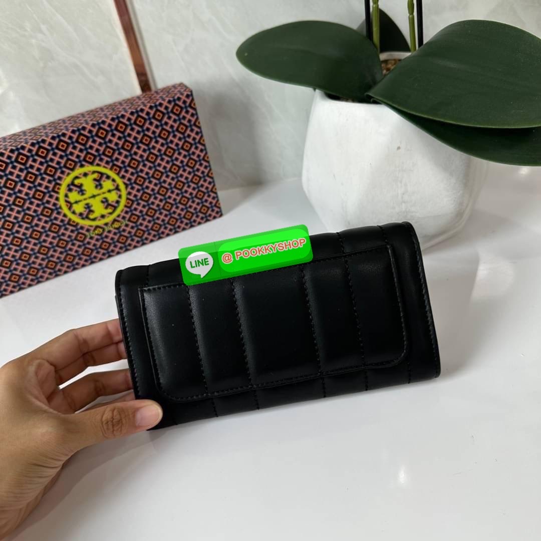 TORY BURCH KIRA CHEVRON POUCH KEY FOB 📍กระเป๋าสตางค์ใบยาว รุ่นใหม่ ทรงคลาสสิค 📍เปิด-ปิดด้วยอะไหล่บิดล็อค 📍ภายในมีช่องซิปตรงกลางสำหรับใส่เหรียญ ช่องใส่ธนบัตรและช่องใส่บัตร 📍วัสดุหนังแกะแท้ 📍จัดระเบียบกระเป๋าสตางค์ได้