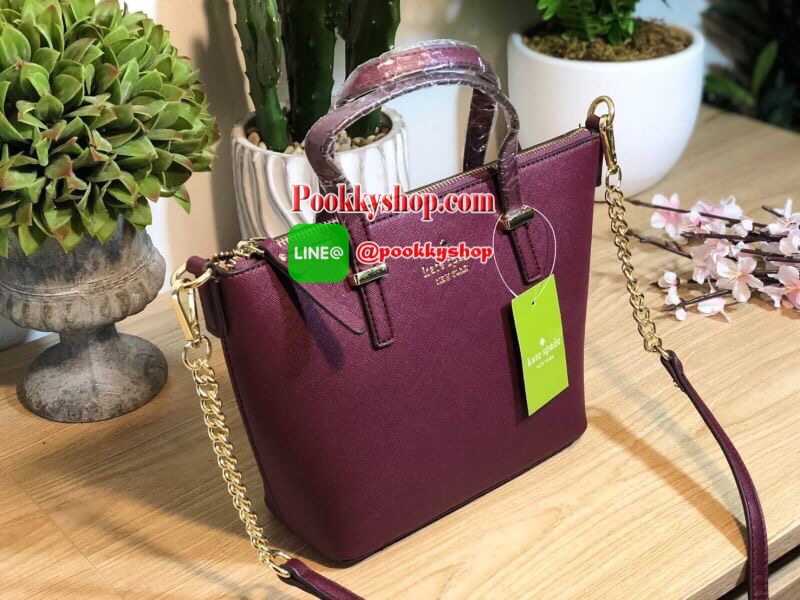 Kate Spade Cedar Street Mini Harmony Crossbody Small Handbag กระเป๋าสะพายใบเล็กสุดน่ารัก วัสดุหนัง Saffiano สวยหรูอยู่ทรงสไตล์ น่ารักไม่ซ้ำใคร ด้านหน้าประดับโลโก้สีทองสวย ภายในมีช่องซิปและช่องเล็ก สามารถใส่ ipad mini กระเป๋าสตางค์ใบยาวของใช้ได้จุกจิกได้เย