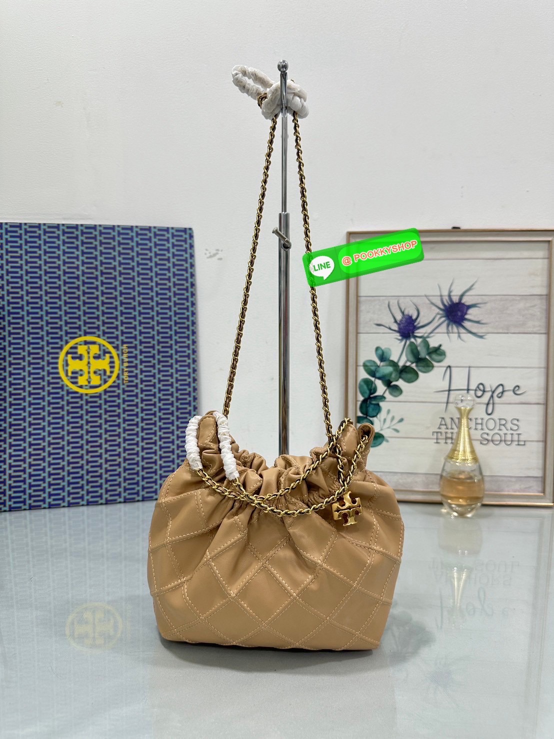 Tory Burch Fleming Drawstring Bag ผลิตจากหนังนิ่ม ตกแต่งด้วยลายไดมอนด์และสายโซ่