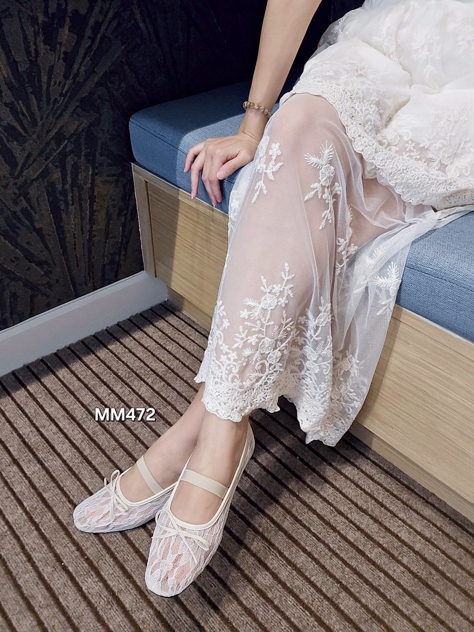 แบบใหม่ มาแล้วค่ะ พร้อมเสริฟพร้อมส่งคร่าาา รองเท้าแฟรช style valentino ผ้าลูกไม้ น่ารัก มากๆ สวยหวานสุดๆ สีพื้นเรียบหรู พื้นยางกันลื่น หนังนิ่มมากๆ เก๋ๆ สวยมากๆ ใส่เที่ยว ใส่ทำงานได้สบายๆคร่าา