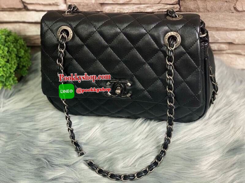 Chanel Quilted Chain Sling Bag วัสดุหนังแกะสังเคราะห์ขึ้นลายตารางหนังสวยอยู่ทรง ดีไซน์ไฮโซ เปิดปิดด้วยฝาปิดกระดุม ภายในมีโลโก้และช่องใส่ของ ใส่กระเป๋าสตางค์ใบยาว มือถือ ของจุกจิกได้เยอะ น้ำหนักเบา ด้านหลังมีช่องใส่ของ มาพร้อมสายโซ่ร้อยหนัง อะไหล่ดำคลาสสิค