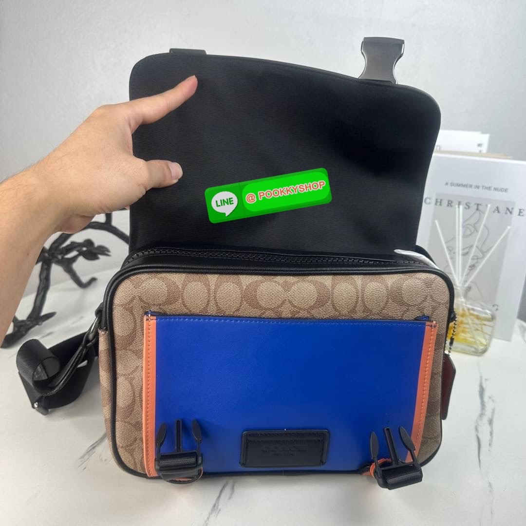 กระเป๋า COACH TRACK CROSSBODY IN COLORBLOCK SIGNATURE CANVAS (COACH C2725) กระเป๋าสะพายใบใหญ่ Unisex ที่เท่ได้ทั้งชายและหญิง วัสดุหนังแท้ หนังนิ่ม สัมผัสมือดีมากๆ เก็บดีเทลด้วยหนังแคนวาสคุณภาพ เนียบคมกริบ อยู่ทรงสวย ขนาดกำลังดี ไม่เล็ก ไม่ใหญ่เกินไป ด้านใ