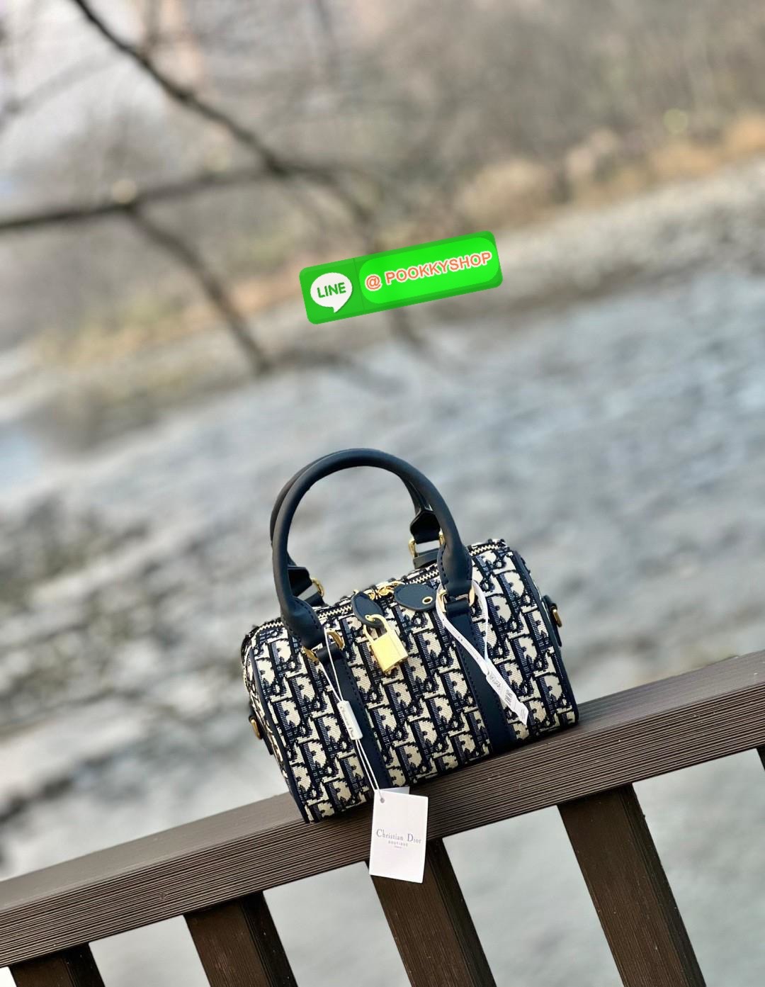 ต้องบอกว่าใบจริงสวยมากๆกับรุ่นนี้ ไม่ผิดหวังแน่นอน DIOR GROOVE BAG 2025 🔖มีไม่มากแล้วน๊าา หมดแล้วหมดเลย ใบกลาง สวยตามๆเซเลปในไทยและ ตปท.กันเลยค่ะ กับกระเป๋าจากDior วัสดุJacquard ทอลายแบรนด์ตัดขอบด้วยหนังแท้เนื้อแมทสุดคลาสสิค