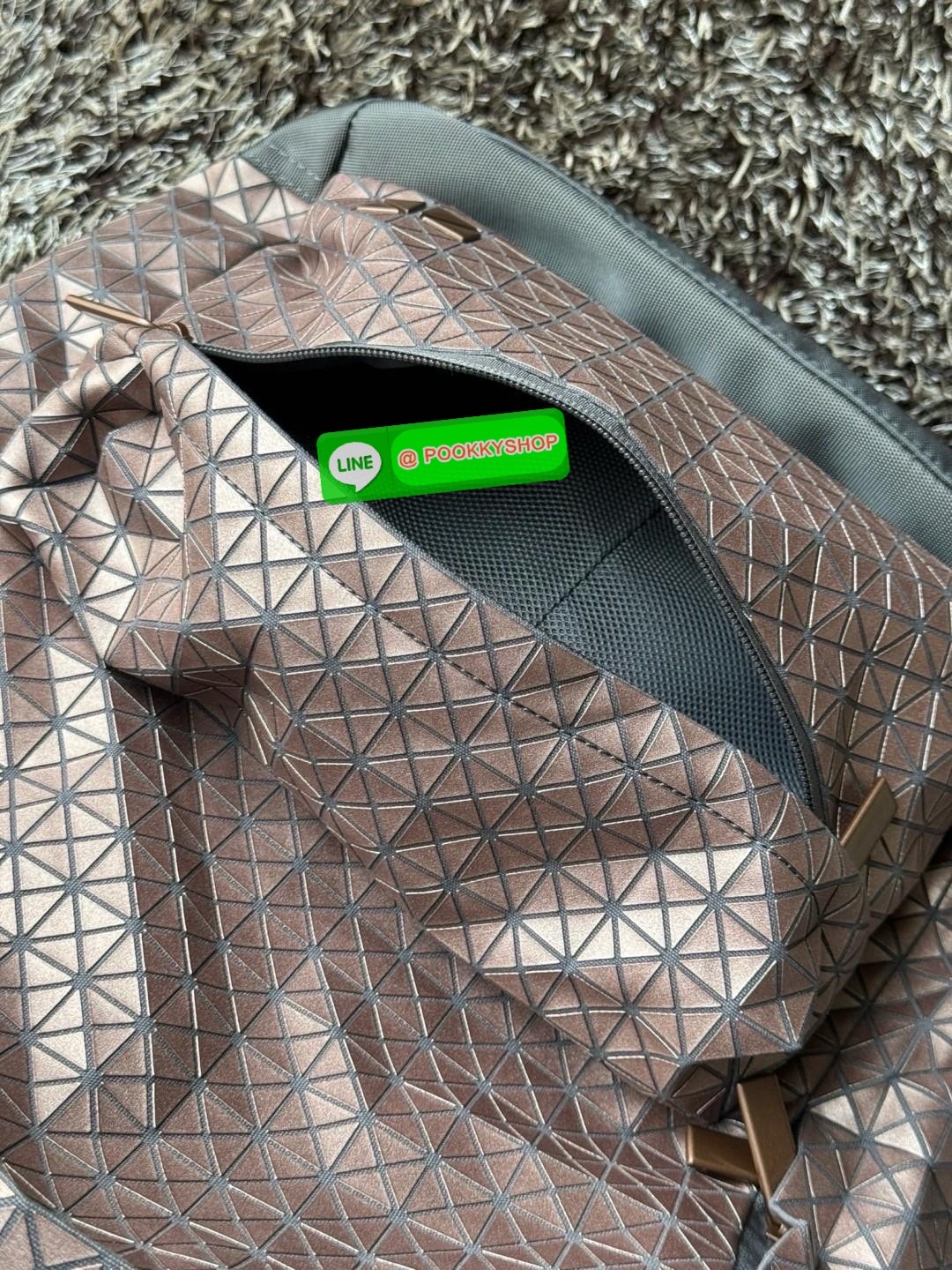 Bao Bao Issey Miyake Daypack geometric backpack กระเป๋าเป้ทรงคลาสสิก รองรับน้ำหนักได้ดี เหมาะกับการเดินทาง เป้สะพายหลังรุ่น Daypack One-Tone Backpack มาในรูปทรงกระเป๋าเป้สุดคลาสสิก โดดเด่นด้วยการออกแบบที่เป็นเอกลักษณ์ วัสดุสามเหลี่ยมขนาดเล็กพิเศษ ได้กลิ่น