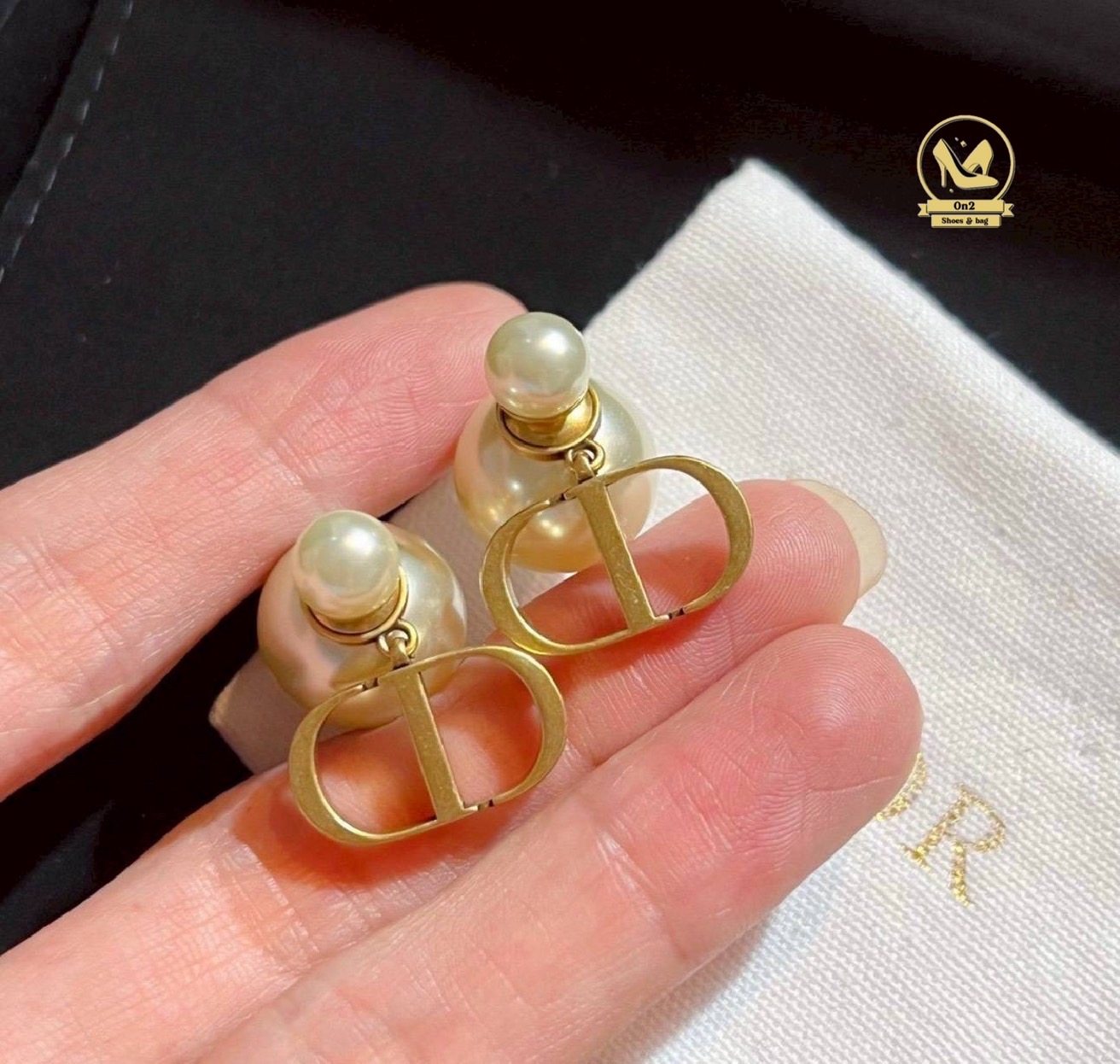 💎✨ ต่างหู DIOR งาน ออริ สุดหรู! ✨💎 ดีไซน์เรียบหรู ใส่แล้วดูแพง งานเนี้ยบทุกมุม 📷 ถ่ายจากสินค้าจริง งานเหมือนแท้ เหมาะสำหรับใส่ออกงาน หรือแมตช์ลุคเรียบหรูในทุกวัน