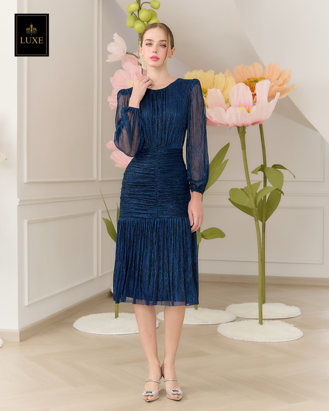 เดรสแฟชั่น เดรสเสื้อคอกลมแขนยาว กระโปรงทรงเข้ารูปจับเดรปตรงกลาง ต่อชายระบาย