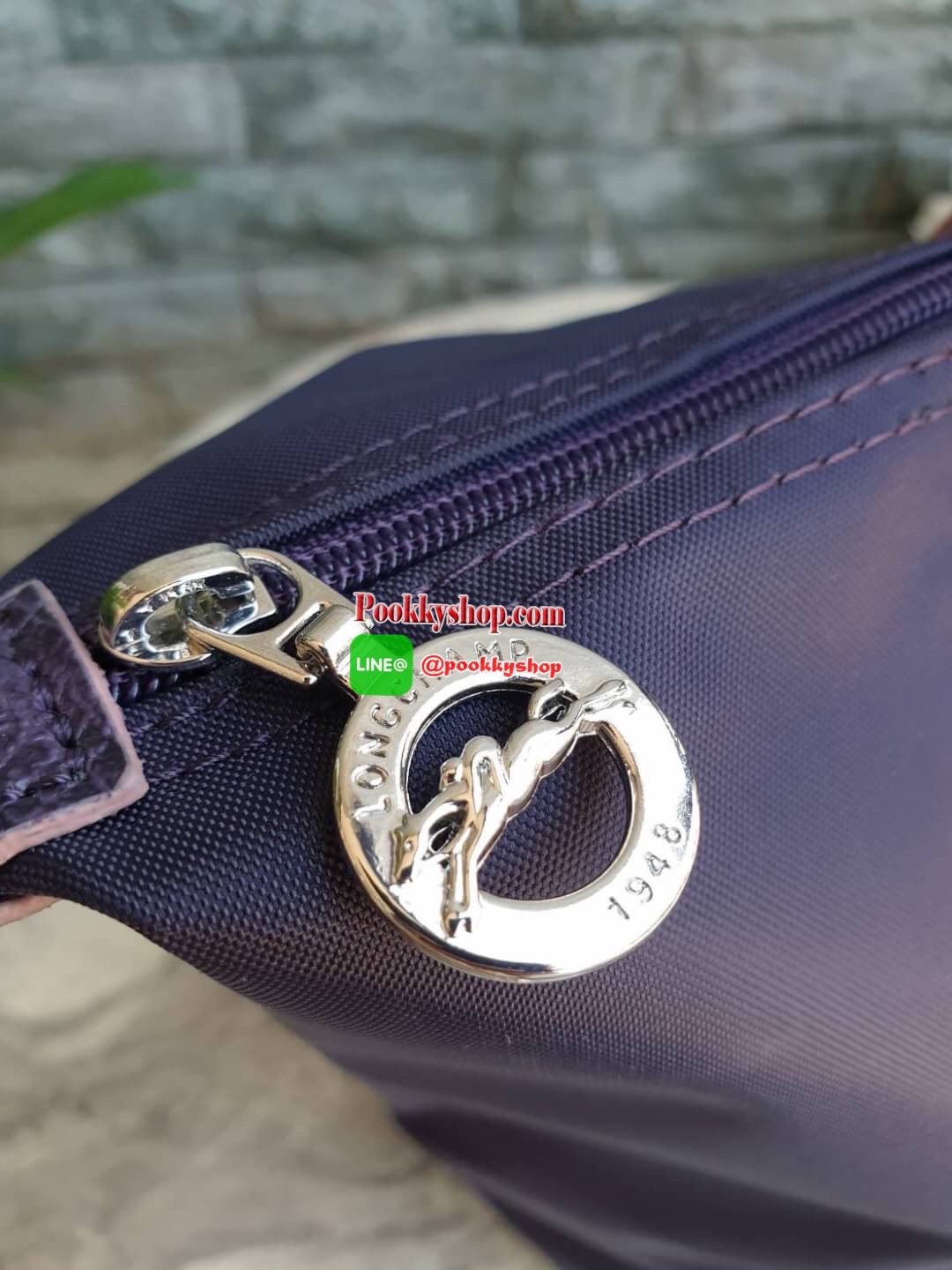 Longchamp Le Pliage Club Tote Bag Size L หูยาว วัสดุเนื้อผ้า Nylon Canvas เคลือบกันนำ้ ตัดด้วยหนังแท้ที่มีน้ำหนักเบา ดีไซน์เรียบง่ายแต่เต็มไปด้วยความคลาสสิก จนเป็นที่ชื่นชอบไปทั่วโลก Longchamp ปรับโฉม LE PLIAGE ด้วยการปักลายรูปม้า-ตราสัญลักษณ์ของแบรนด์บนผ