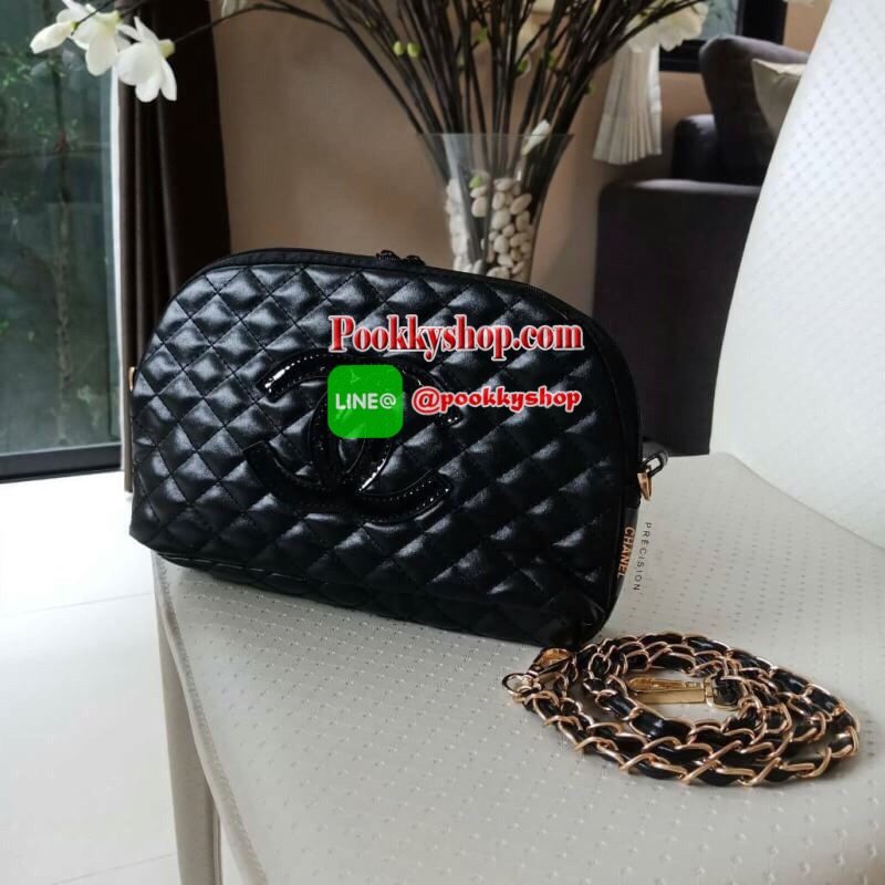 NEW ARRIVAL!! สวยหรูไม่ซ้ำใคร ต้องยกให้ Chanel Clutch Bag With Chain VIP Gift ของแท้จาก Chanel Perfume Counter รุ่น Limited วัสดุหนังเรียบลายตารางเปิดปิดด้วยซิปแบรนด์อะไหล่ทอง ขนาดกำลังดี น้ำหนักเบา ภายในมีโลโก้และช่องซิป มาพร้อมสายสะพายโซ่ร้อยหนังถอดออกไ