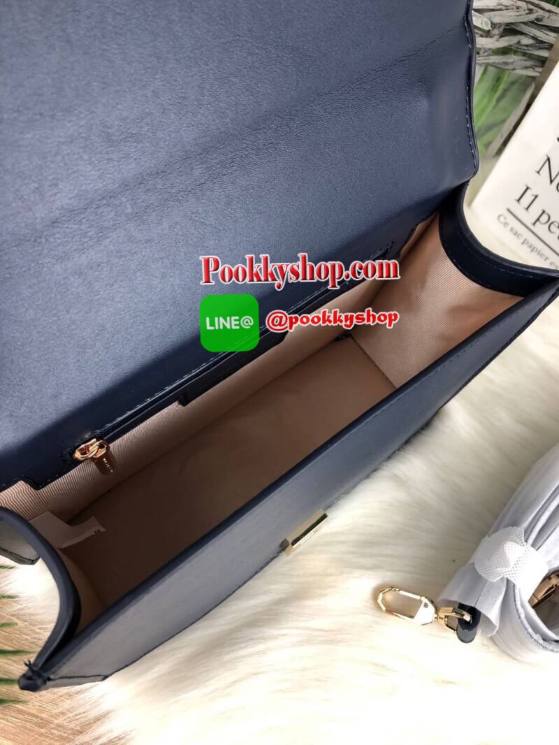 New arrival 2018!! CHARLES & KEITH KNOT DETAIL HANDLE BAG กระเป๋าถือ/สะพาย วางอยู่ทรงสวย รุ่นนี้มีการเล่นดีเทลกระเป๋า มาพร้อมหูหิ้วเป็นหนังนิ่มมือ ด้านหน้ามีโลโก้แบรนด์ เปิดปิดด้วยตัวกดล็อก ด้านในเป็นช่องใหญ่ มีช่องซิปเล็ก 1 ช่อง สามารถใส่กระเป๋าเงินใบยาว