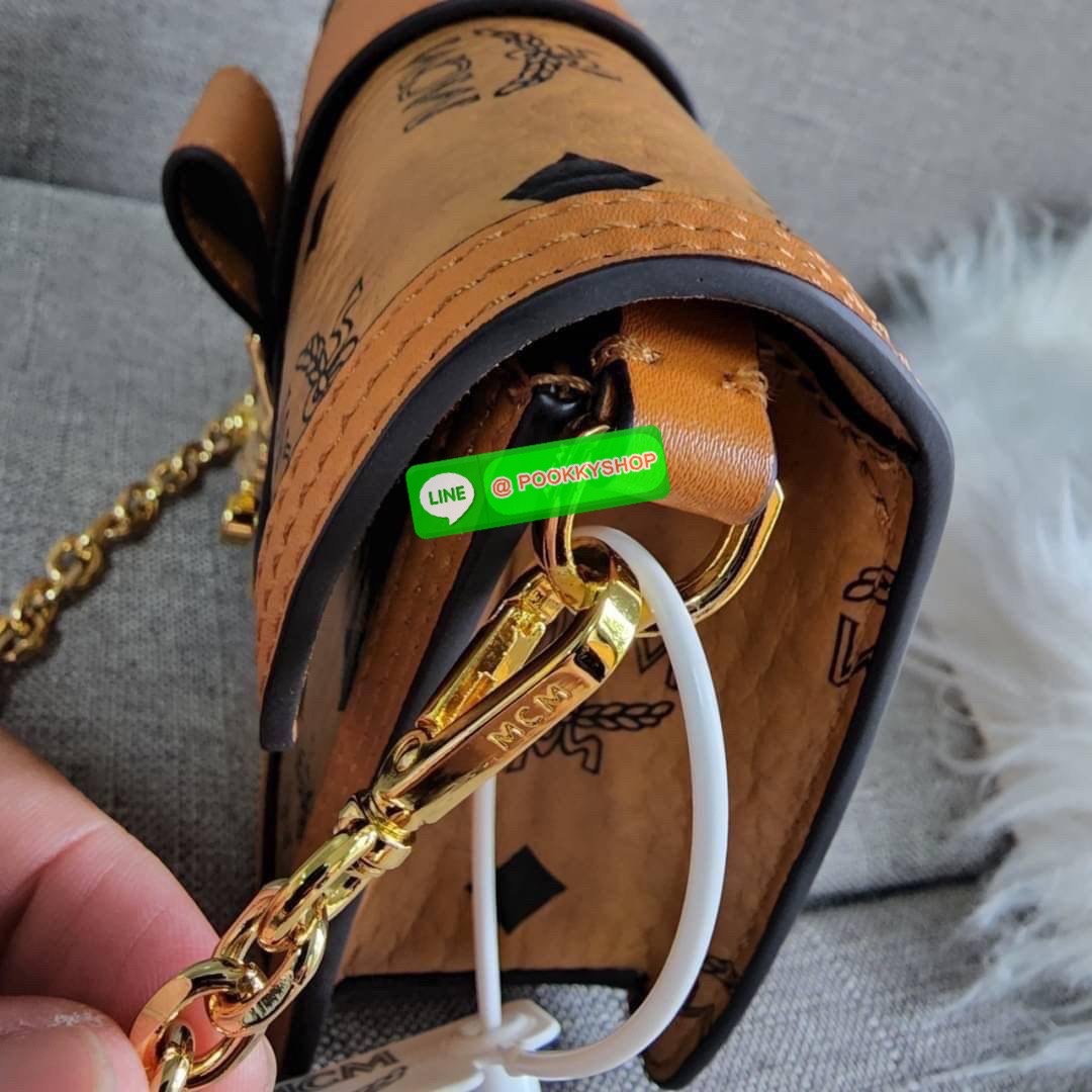 MCM Gretl Cossbody in visetos กระเป๋า Gretl กระทัดรัด ไอเทมใหม่ สุดฮิต ที่สาวๆต้องมีคะ วัสดุหนังแคนวาส ตัดหนังแท้ มาพร้อมสายสะพายโซ่อะไหล่สลับหนัง ข้างช่องโล่งสามารถใส่มือถือ iPhone Pro max ได้เหมาะสำหรับสะพายเที่ยวชิวๆในวันหยุดพักสบายๆ สีน้ำตาลคอนยัคทีแม