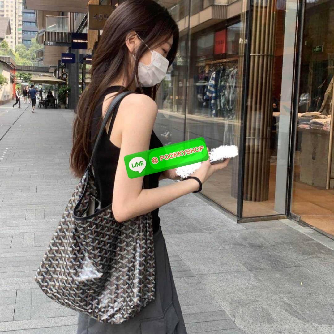 GOYARD BOHEME HOBO BAG ใหม่สุดคุ้ม กับกระเป๋าสะพายทรงโฮโบ ใบใหญ่จุใจ!! มาครบสีขายดี เลิศทุกสี รูปทรงคลาสสิค ดีไซน์เป็นเอกลักษณ์ วัสดุหนังแคนวาสพิมพ์ลายสวยคม ปากกระเป๋ามีซิปเปิด-ปิดกันของหล่นได้ ภายในโล่งกว้างมาก มาพร้อมสายคล้องในตัว ทนทาน สะพายสวยๆได้ทุกว