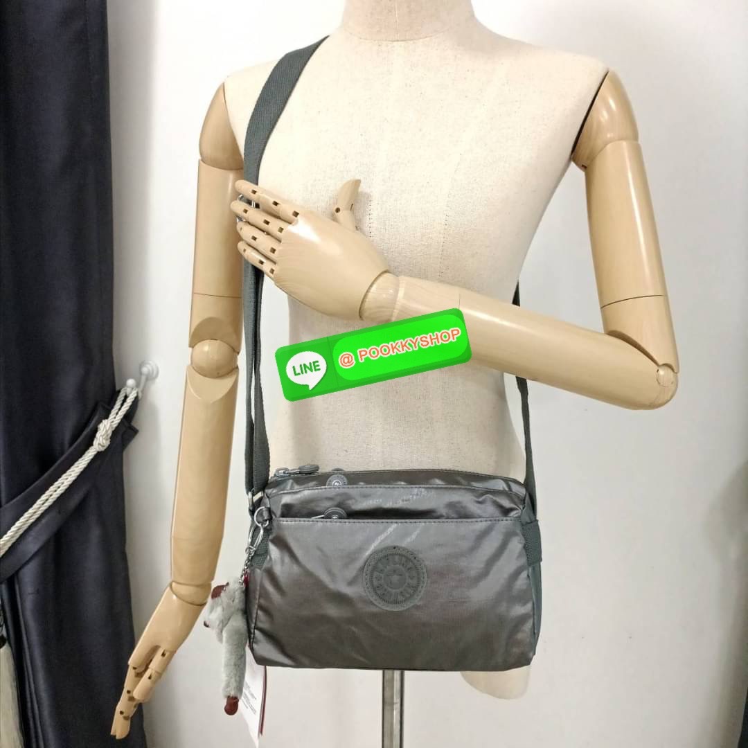 KIPLING Mini Crossbodybag กระเป๋าสะพายข้างขนาดกะทัดรัด ผลิตจากวัสดุ Nylon + ซับใน Polyester100% มีช่องใช้งานแยกย่อยมากถึง 4 ช่อง -ด้านหน้ามีช่องซิป 2 ช่อง -ช่องหลักโล่ง กว้าง จุของใช้ได้เยอะ -ด้านหลังมีช่องซิปอีก 1 ช่อง มาพร้อมพวงกุญเเจลิง สายสะพายยาวสมาร